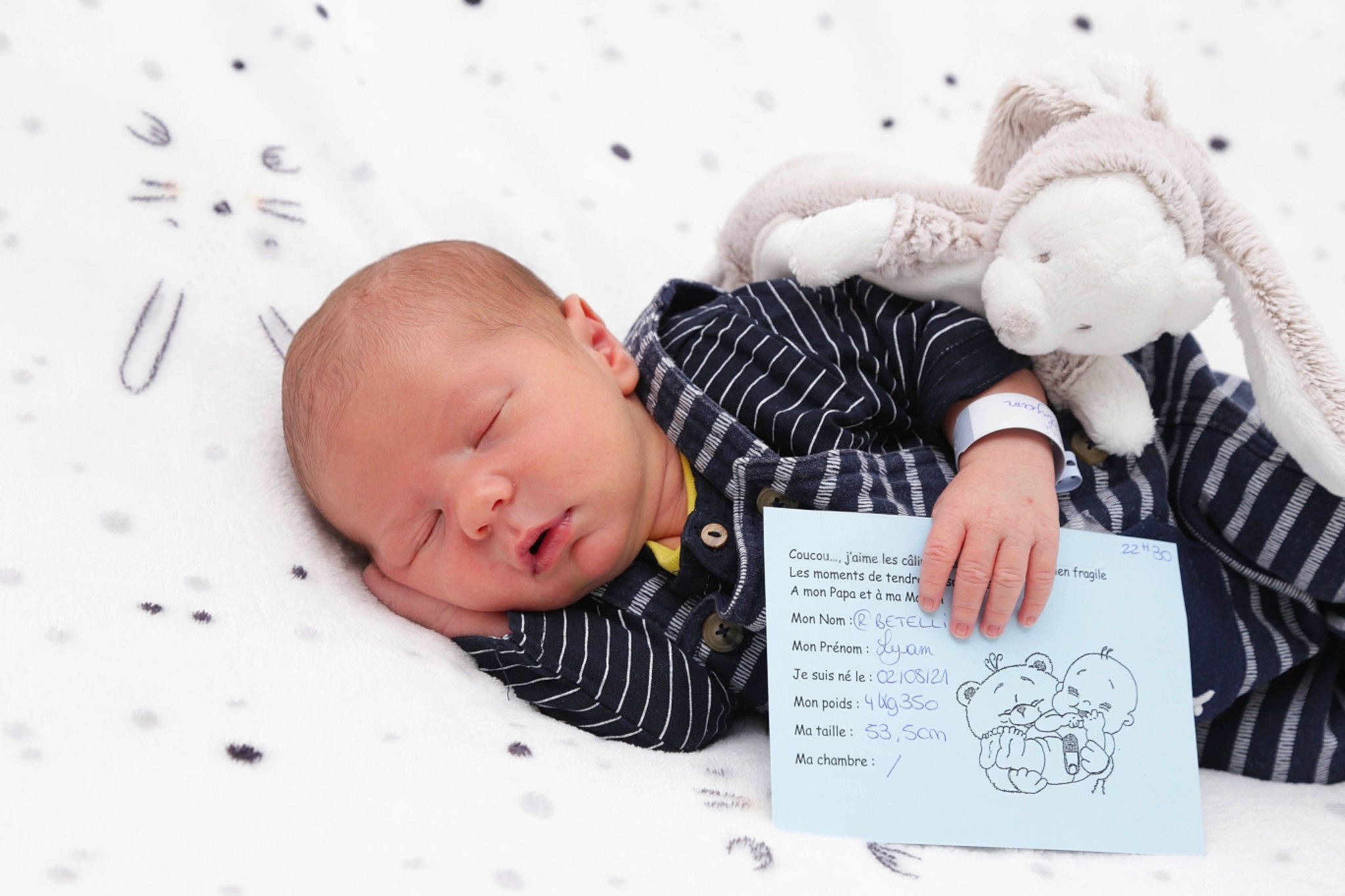 Lyam participe au concours pour gagner de l'argent avec cette photo : baby, baby_sleeping, baby_toddler_clothing, bed, bedding, bedtime, child, comfort, facial_expression, finger, font, handwriting, happy, illustration, linens, pattern, person, room, sitting, toddler