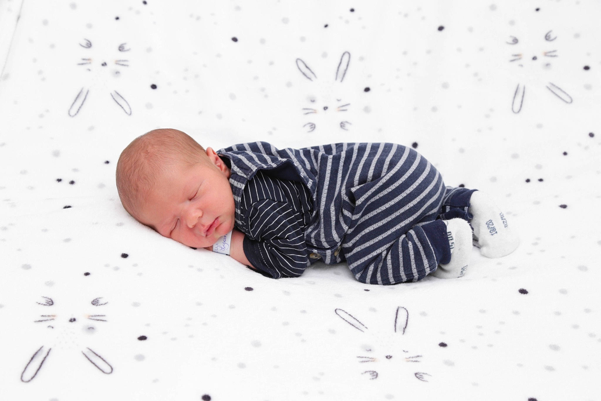 Lyam a rejoint le concours — aidez-le/la à gagner de superbes lots ! baby, baby_toddler_clothing, child, collar, comfort, linens, monochrome, monochrome_photography, pattern, person, portrait_photography, sleeve, textile, toddler, wood