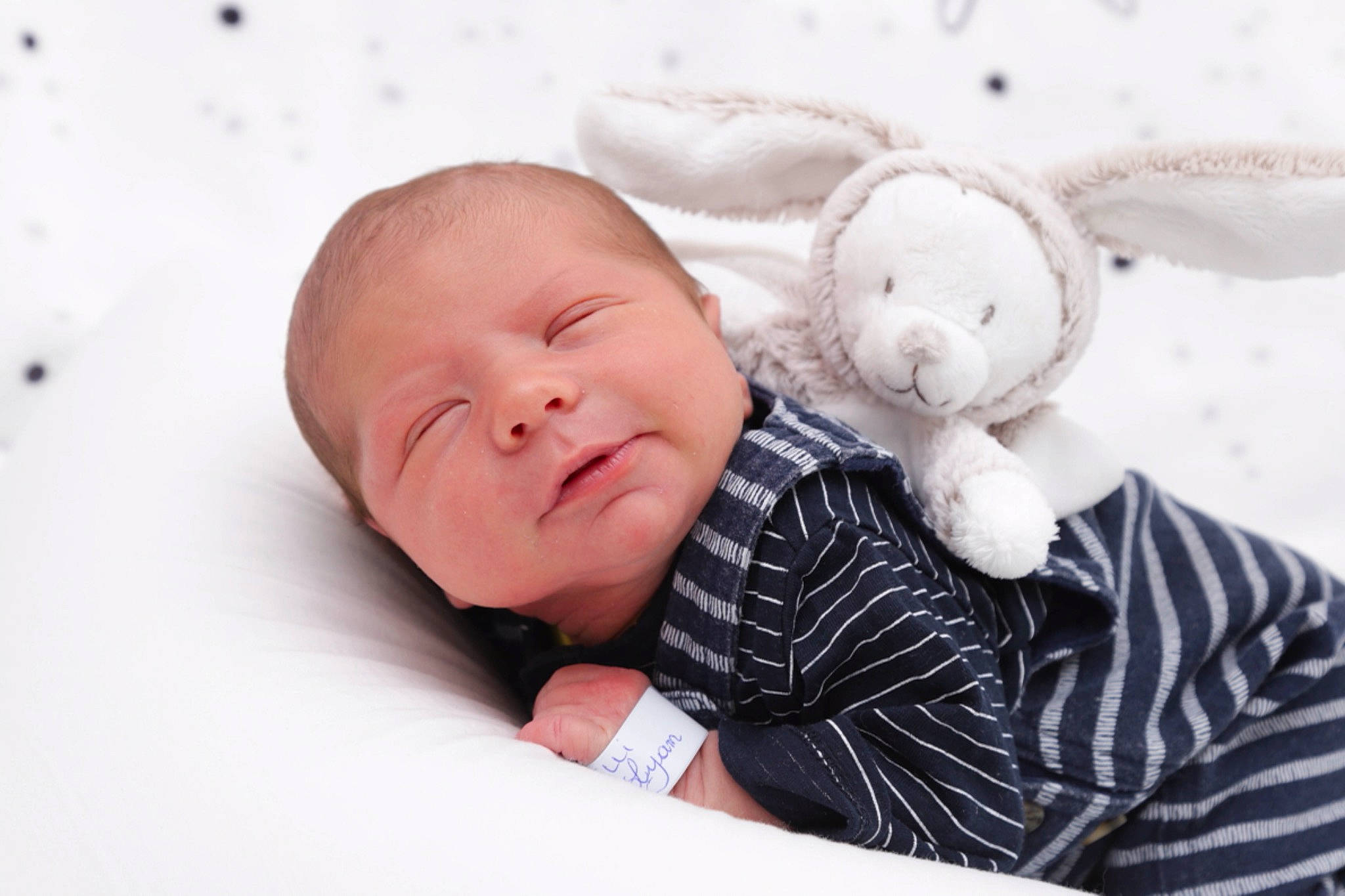 Lyam a rejoint le concours — aidez-le/la à gagner de superbes lots ! baby, baby_sleeping, baby_toddler_clothing, cheek, child, comfort, fashion_accessory, finger, fur, happy, linens, mammal, nose, pattern, person, skin, sleeve, stuffed_toy, textile, toddler