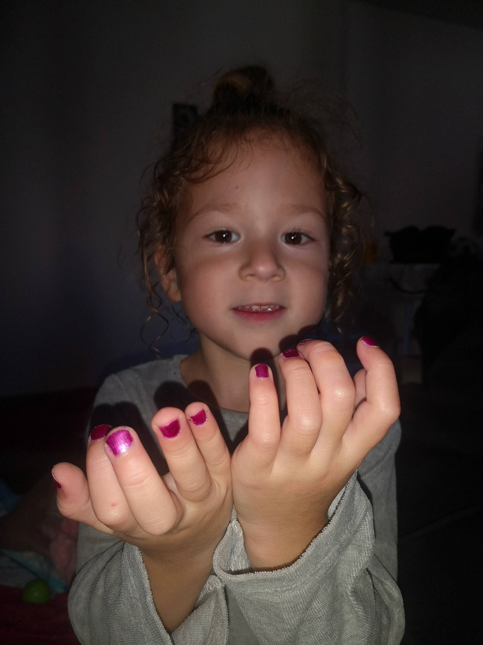 Lélia participe au concours pour gagner de l'argent avec cette photo : beauty, cheek, child, eye, eyebrow, face, facial_expression, finger, fun, hand, head, lip, nail, nose, organ, person, pink, skin, smile, toddler