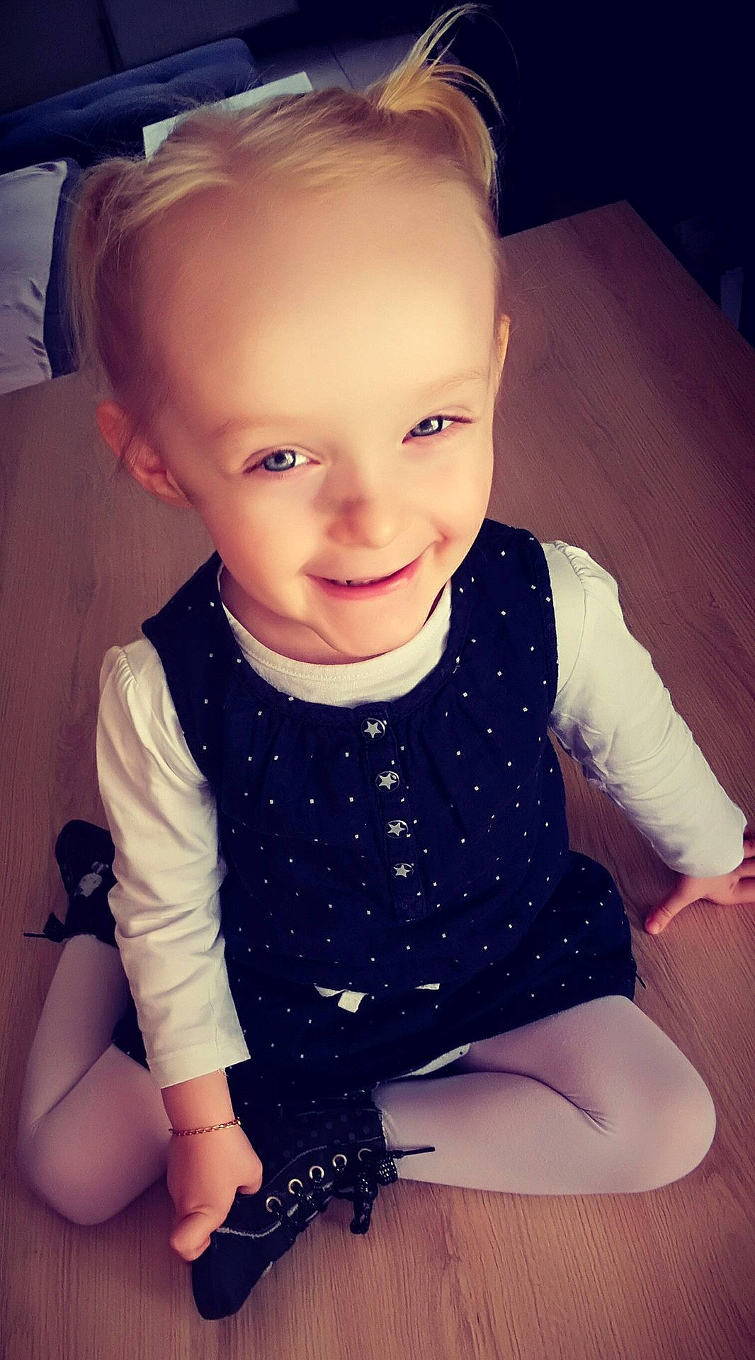 Elyse participe au concours pour gagner de l'argent avec cette photo : beauty, blue, child, dress, eye, facial_expression, girl, human_positions, image, infant, model, organ, person, photograph, portrait, sitting, skin, smile, sweetness, toddler