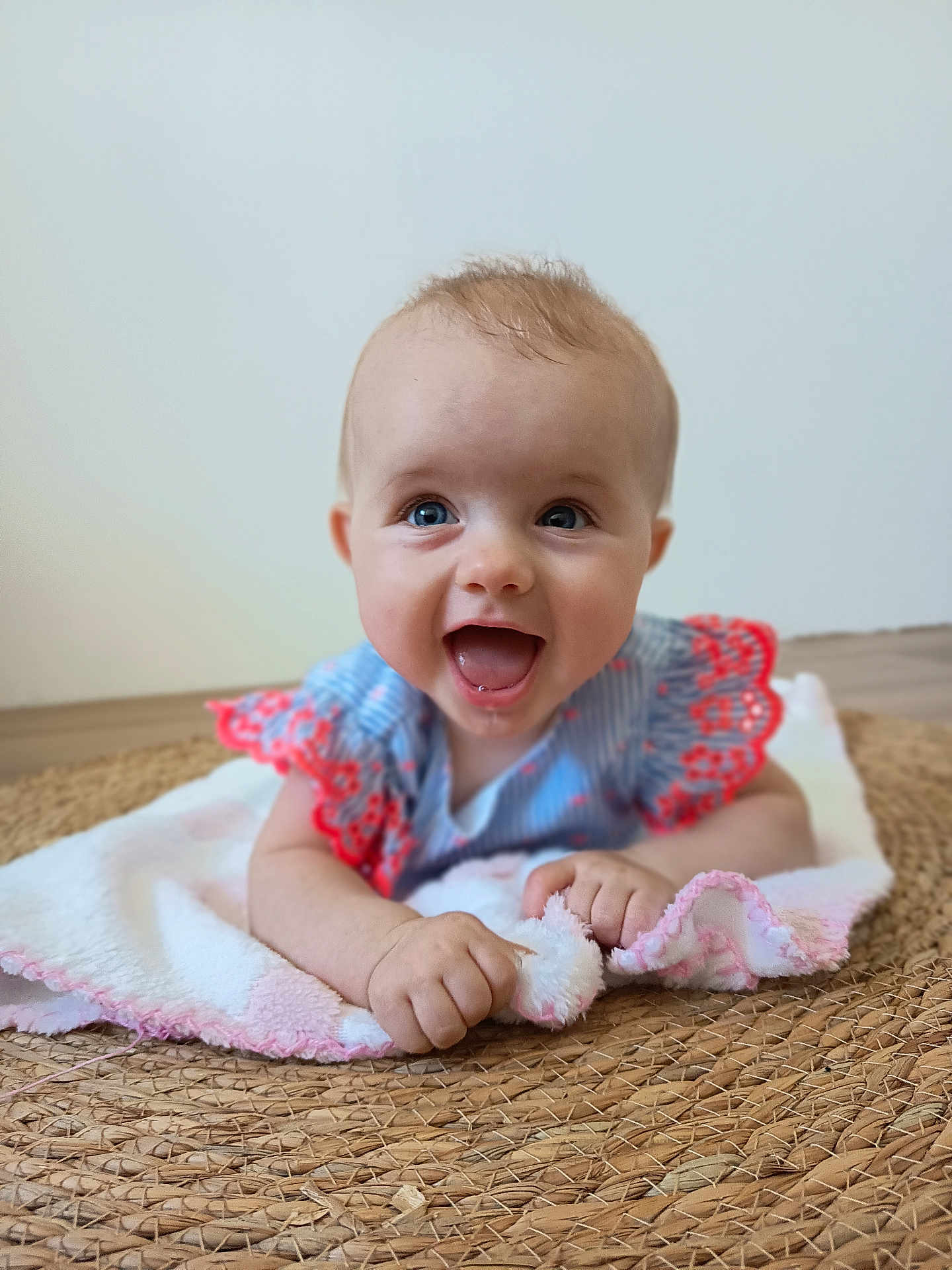 Alba a rejoint le concours — aidez-le/la à gagner de superbes lots ! baby, child, smiling, blue_eyes, blanket, dress, red_lace, hands, face, happy, lying_down, indoor, cute, infant, closeup, soft_texture, woven_mat, skin, person, portrait