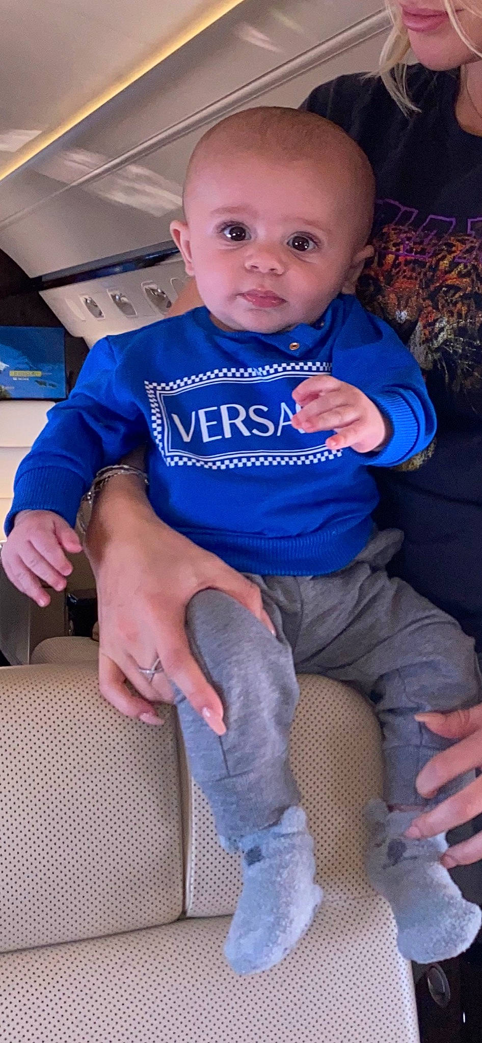 Leandro is registered to the contest to win money with this photo: azure, baby, baby_toddler_clothing, black, blue, cheek, comfort, cool, finger, human, joint, knee, leg, organ, people, person, red, skin, sleeve, thigh