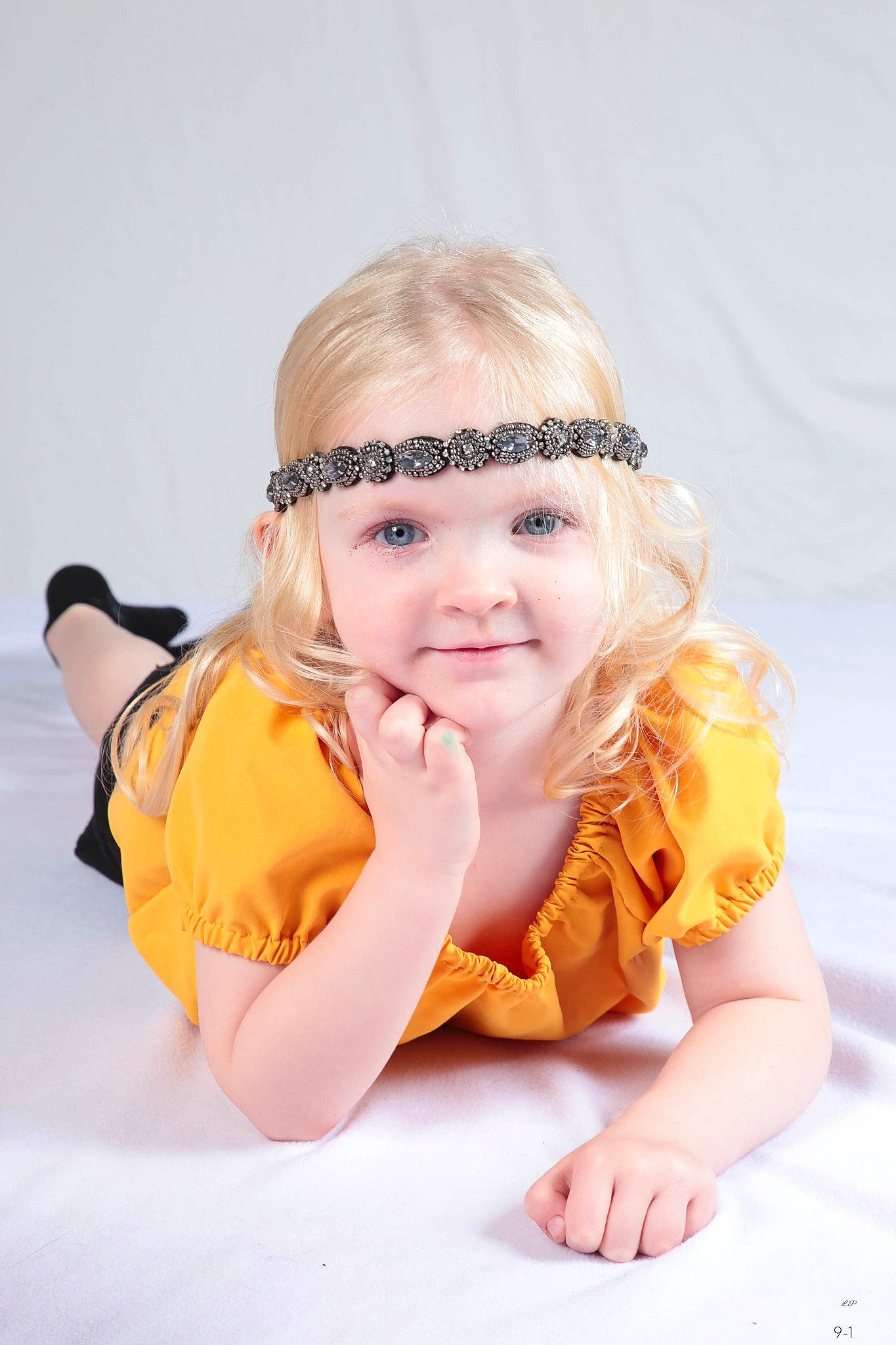 Mélodie participe au concours pour gagner de l'argent avec cette photo : arm, baby, baby_toddler_clothing, blond, child, dress, fashion_accessory, finger, flash_photography, fun, gesture, hand, happy, headband, headpiece, joy, peach, person, sitting, sleeve