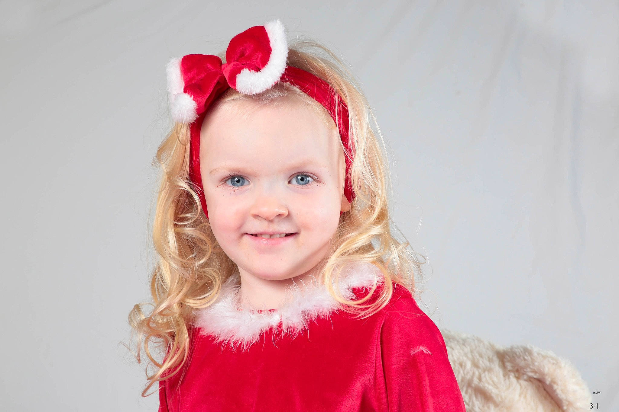 Mélodie participe au concours pour gagner de l'argent avec cette photo : baby_toddler_clothing, blond, child, costume, costume_hat, ear, event, face, fashion_accessory, fun, fur, happy, headband, headpiece, headwear, holiday, joy, magenta, person, pink