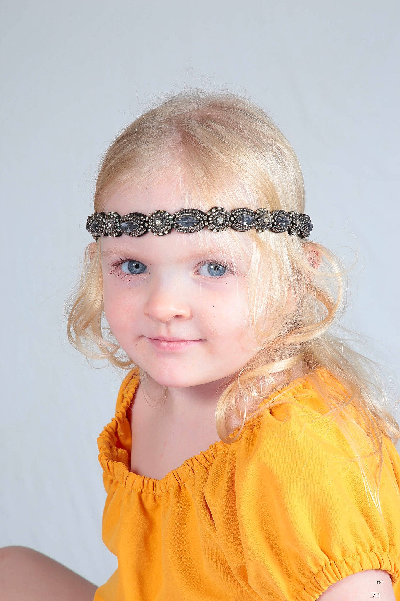 Mélodie participe au concours pour gagner de l'argent avec cette photo : baby_toddler_clothing, bangs, beauty, blond, ear, eye, eyebrow, eyelash, flash_photography, happy, headband, headgear, headpiece, iris, jewellery, joy, long_hair, person, personal_protective_equipment, sleeve