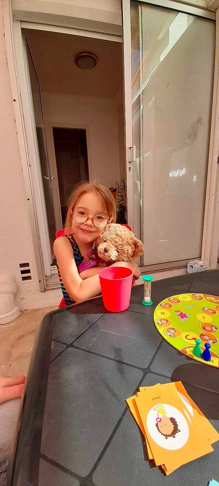 Djoulya a rejoint le concours — aidez-le/la à gagner de superbes lots ! blond, chair, child, door, floor, flooring, fun, happy, joy, leisure, party, person, pink, plate, play, room, sitting, smile, table, tableware