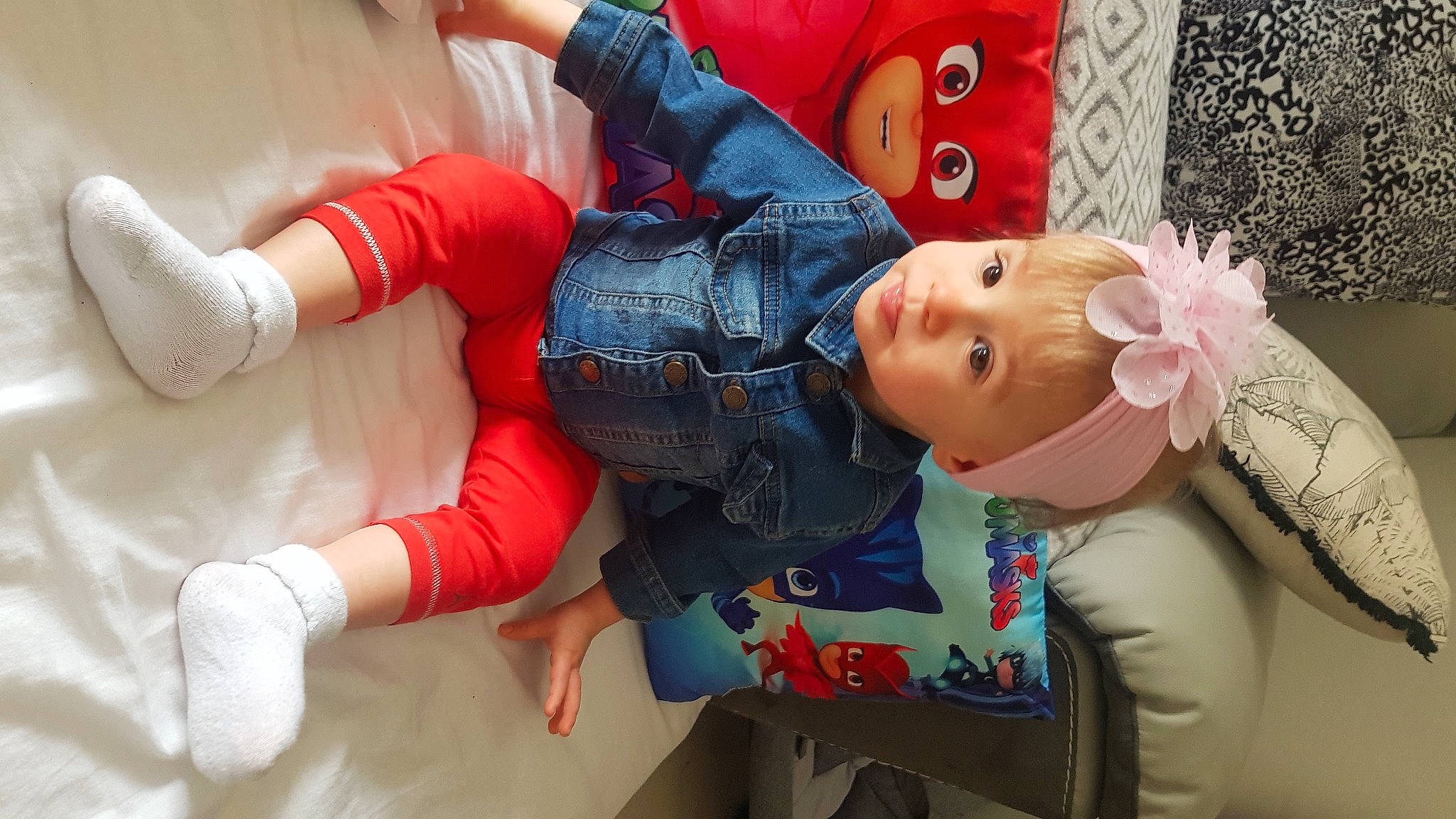 Louana a rejoint le concours — aidez-le/la à gagner de superbes lots ! arm, baby, baby_toddler_clothing, carmine, child, comfort, elbow, eyelash, finger, fun, gesture, happy, human_leg, pattern, person, sleeve, textile, thigh, toddler, toy