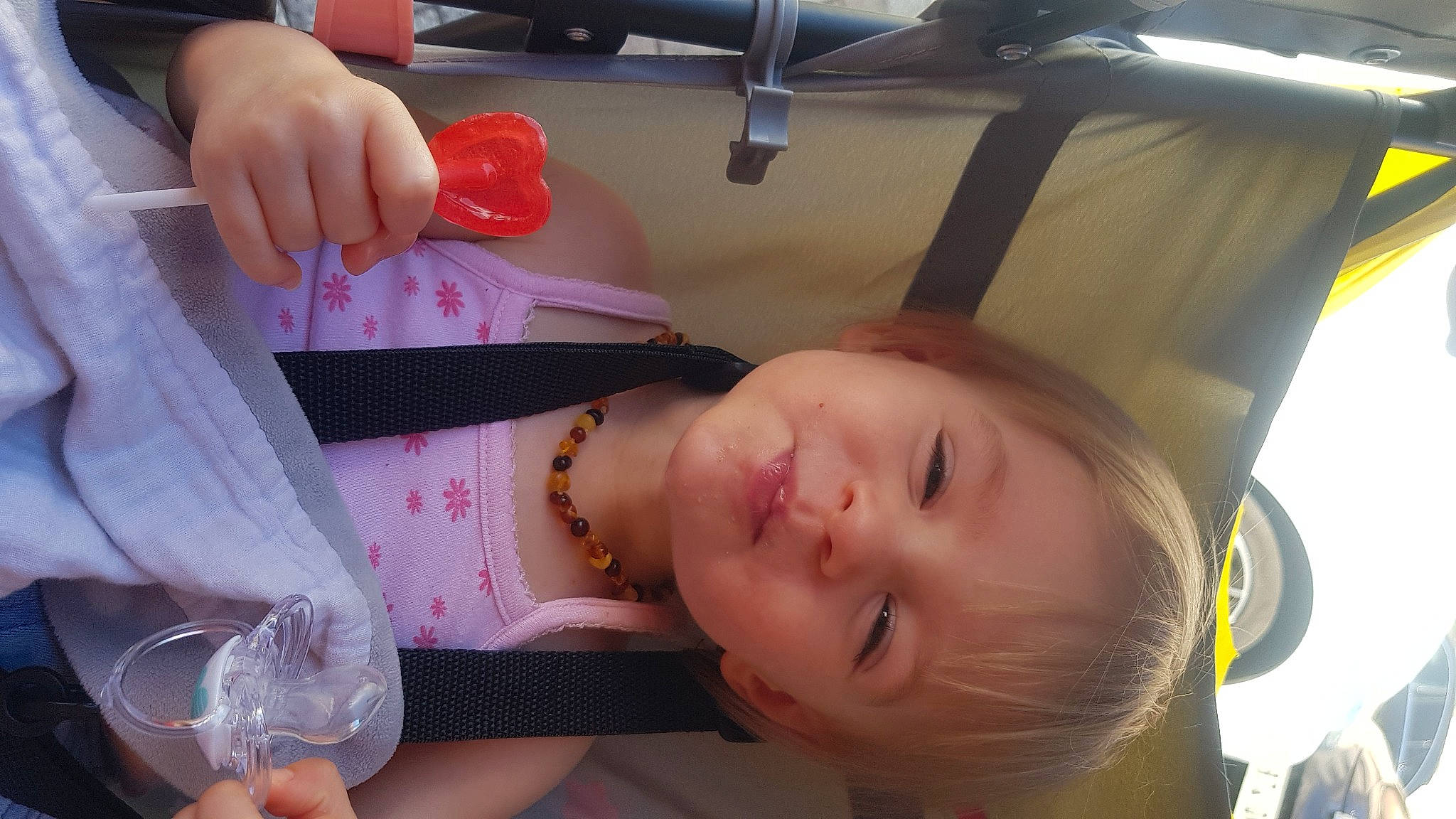 Louana a rejoint le concours — aidez-le/la à gagner de superbes lots ! baby, baby_products, baby_toddler_clothing, cheek, chest, child, eyelash, finger, food, fun, hand, mouth, nail, person, room, skin, smile, sweetness, thumb, toddler