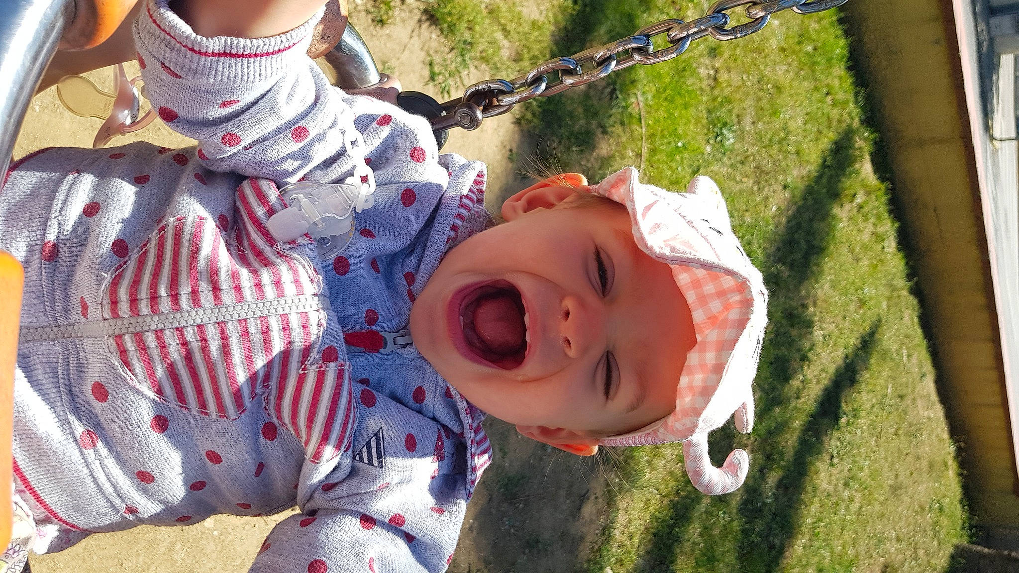 Louana a rejoint le concours — aidez-le/la à gagner de superbes lots ! baby, baby_toddler_clothing, child, fun, grass, happy, head, headwear, leaf, leisure, nose, pattern, people_in_nature, person, plant, play, recreation, smile, spring, toddler