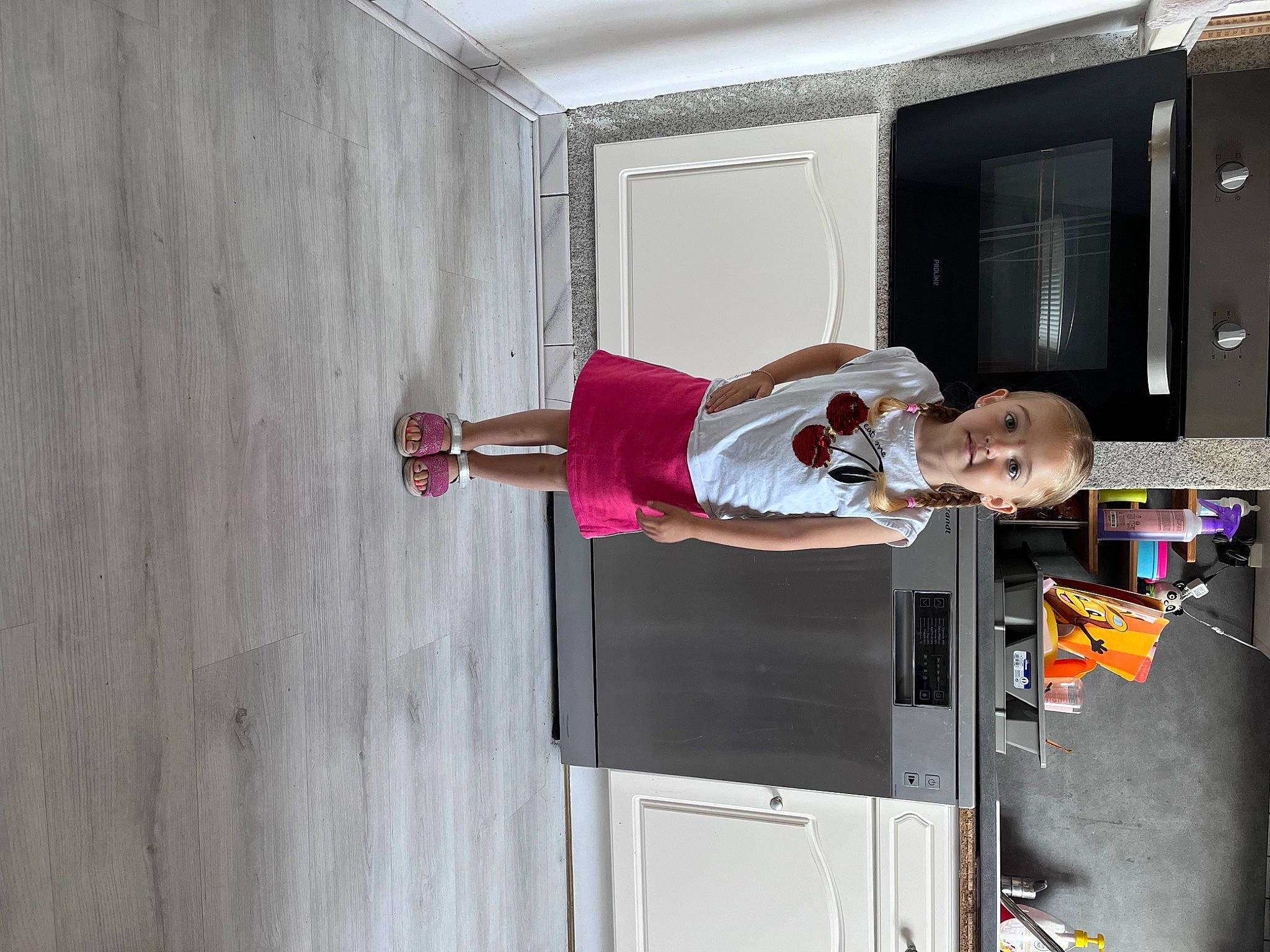 Alizée a rejoint le concours — aidez-le/la à gagner de superbes lots ! audio_equipment, building, door, flooring, hardwood, home_door, house, machine, magenta, person, room, t_shirt, walking_shoe, wood