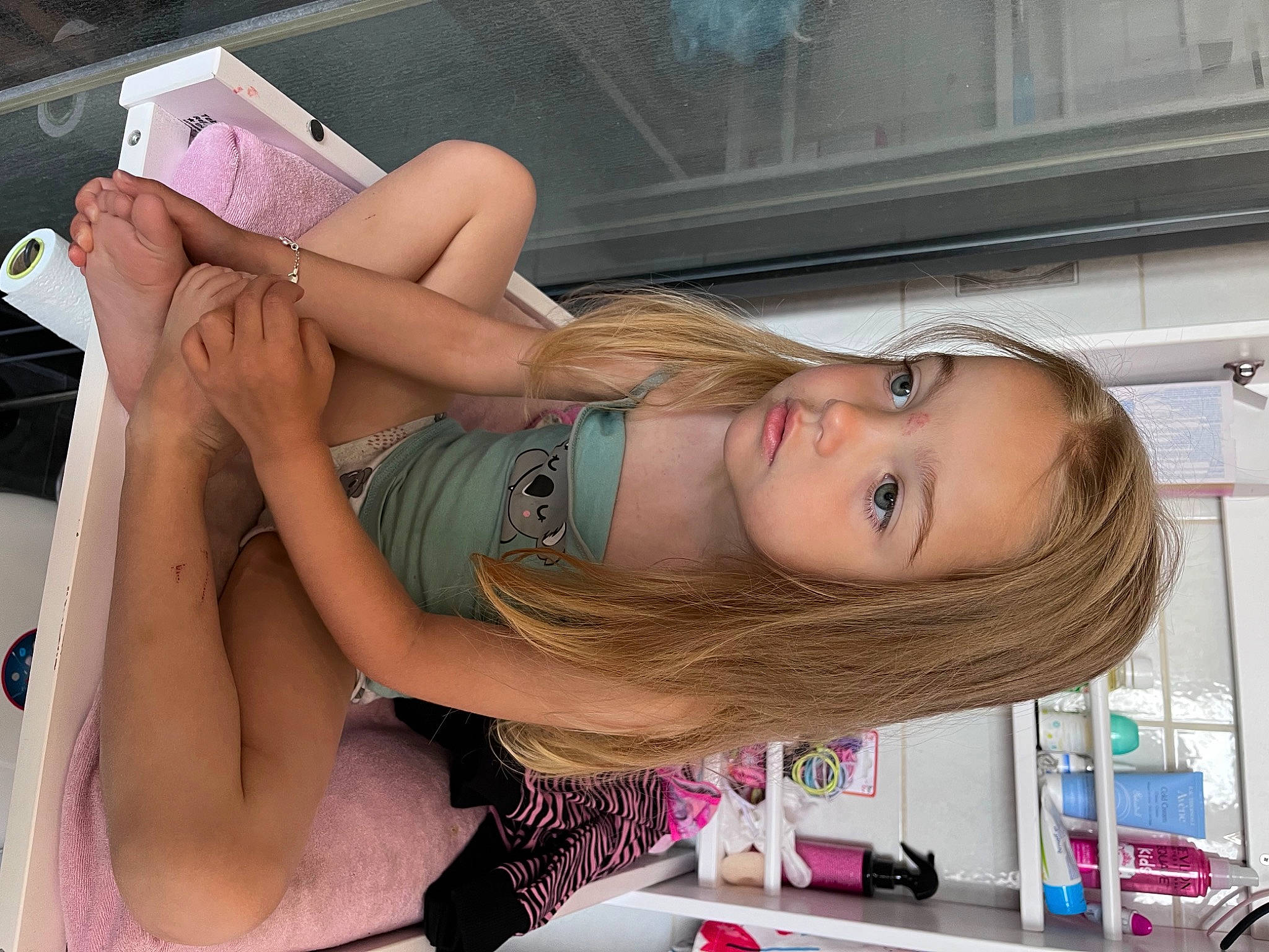 Alizée a rejoint le concours — aidez-le/la à gagner de superbes lots ! abdomen, automotive_design, brown_hair, chest, elbow, eyelash, eyewear, hairstyle, human_leg, joint, knee, lip, long_hair, mouth, person, pink, skin, smile, thigh, trunk