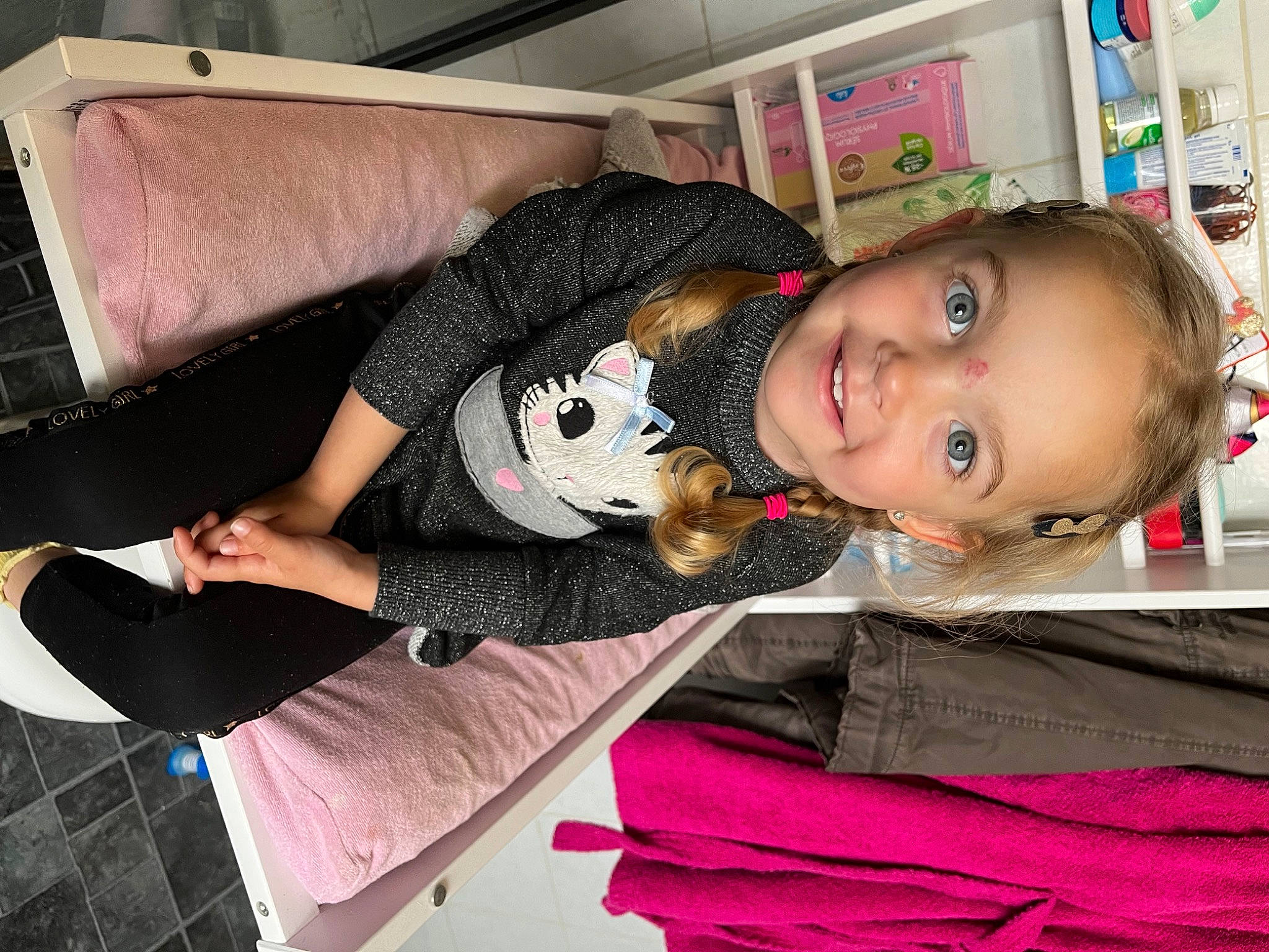 Alizée a rejoint le concours — aidez-le/la à gagner de superbes lots ! black_hair, child, comfort, fun, fur, joy, magenta, person, room, shelf, sleeve, smile, wrist