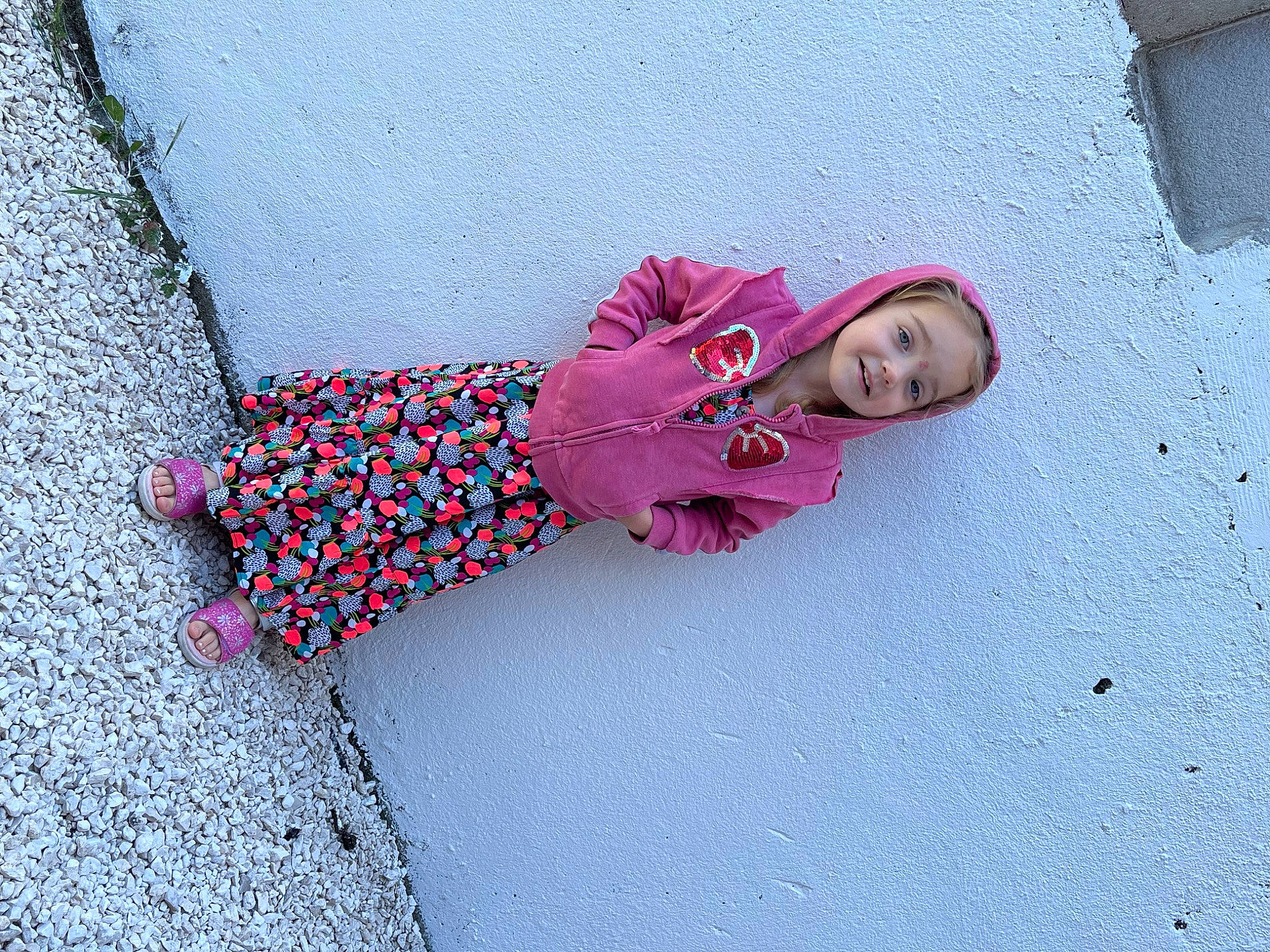 Alizée participe au concours pour gagner de l'argent avec cette photo : asphalt, child, concrete, electric_blue, fashion_accessory, flooring, freezing, fun, joy, leisure, magenta, organism, pattern, person, pink, road_surface, shadow, sidewalk, toddler, wall