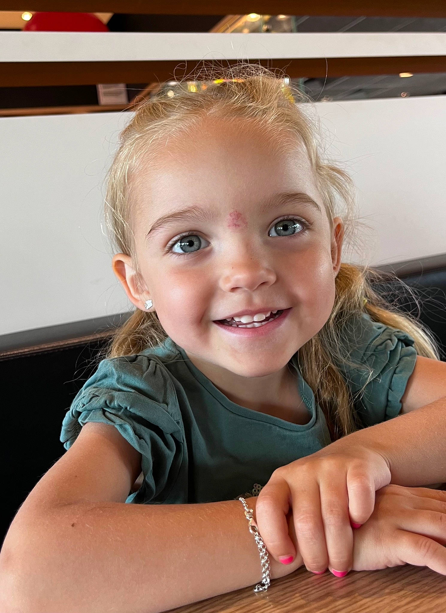 Alizée a rejoint le concours — aidez-le/la à gagner de superbes lots ! arm, cheek, eyebrow, eyelash, face, finger, flash_photography, gesture, hand, happy, iris, jewellery, joy, lip, nail, person, shoulder, skin, smile, thumb