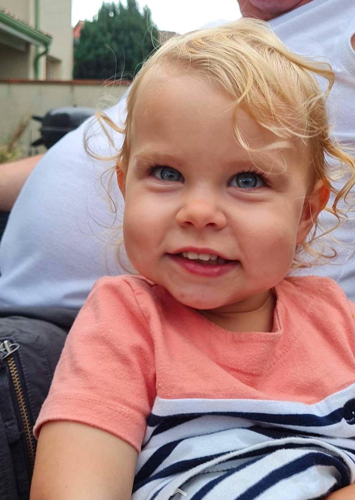 Mahée a rejoint le concours — aidez-le/la à gagner de superbes lots ! baby_toddler_clothing, cheek, child, chin, ear, eye, eyebrow, eyelash, facial_expression, grass, hairstyle, happy, iris, joy, leisure, lip, mouth, nose, person, skin