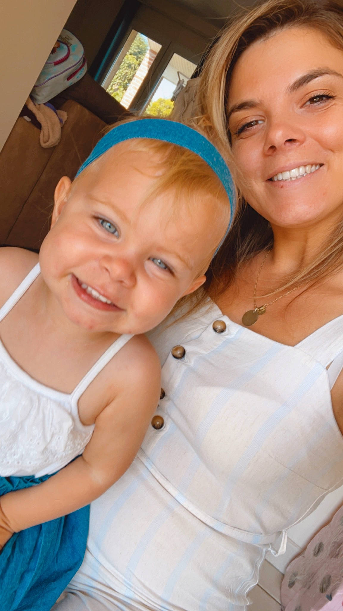 Mahée participe au concours pour gagner de l'argent avec cette photo : baby, blond, child, chin, event, eye, eyebrow, fashion_accessory, fun, gesture, happy, interaction, iris, jewellery, joy, lip, nose, person, shoulder, skin