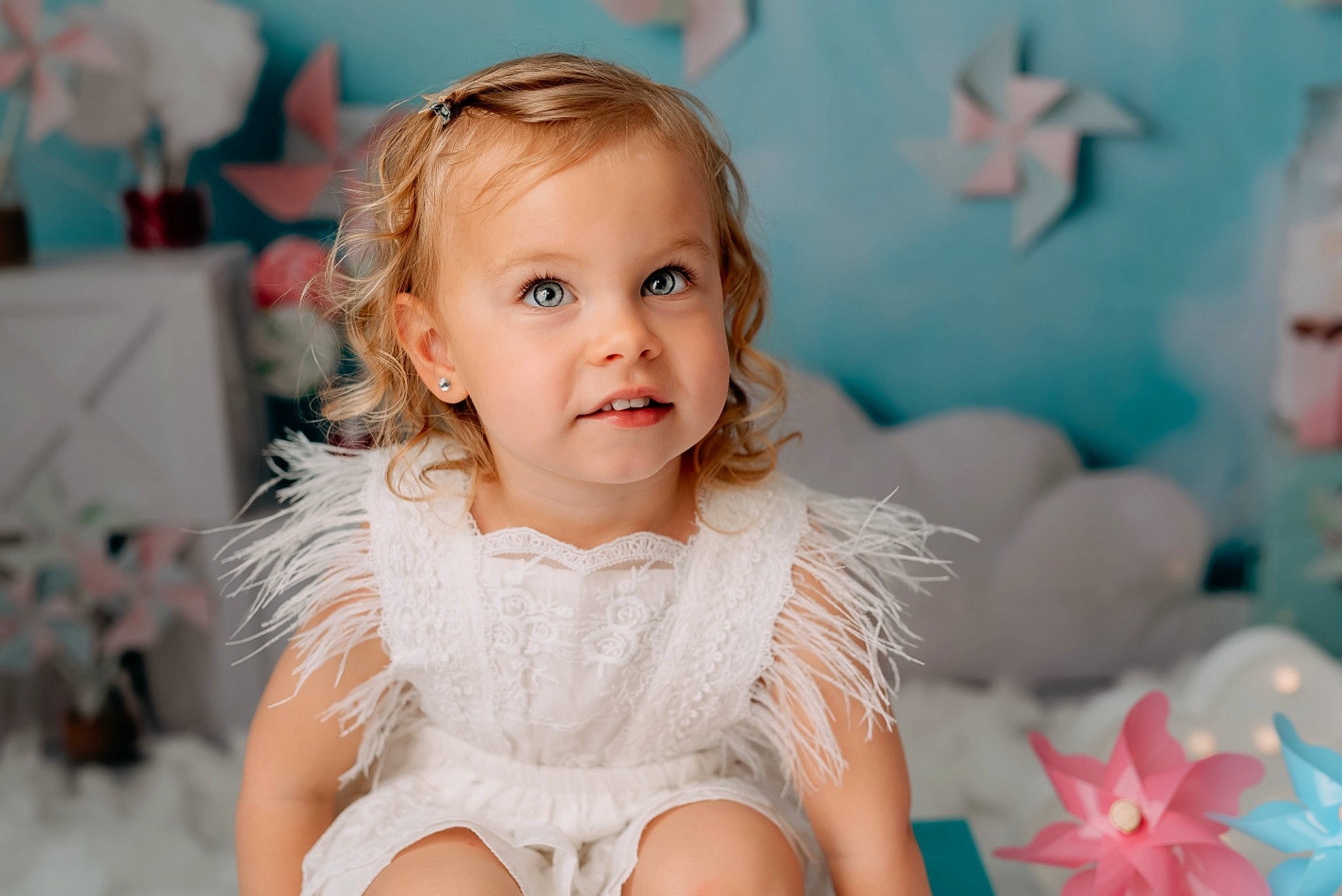Mahée participe au concours pour gagner de l'argent avec cette photo : baby_toddler_clothing, blond, child, clothing, dress, event, eye, flash_photography, fun, hair, hairstyle, happy, headpiece, iris, person, photograph, pink, skin, smile, toddler