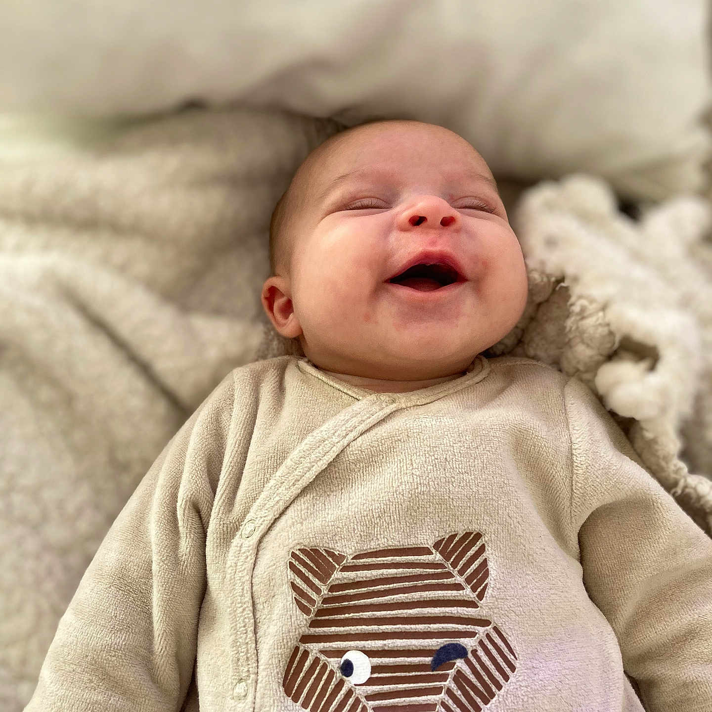 Théo a rejoint le concours — aidez-le/la à gagner de superbes lots ! baby, smiling, infant, blanket, beige, clothing, cute, face, happy, lying_down, newborn, soft_texture, toddler, winking, animal_design, cozy, sleepy, indoor, child, portrait