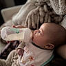Théo a rejoint le concours — aidez-le/la à gagner de superbes lots ! baby, bottle, feeding, bib, blanket, infant, milk, person, portrait, hand, soft_lighting, cozy, indoor, couch, closeup, cute, sleepy, newborn, relaxing, comfort