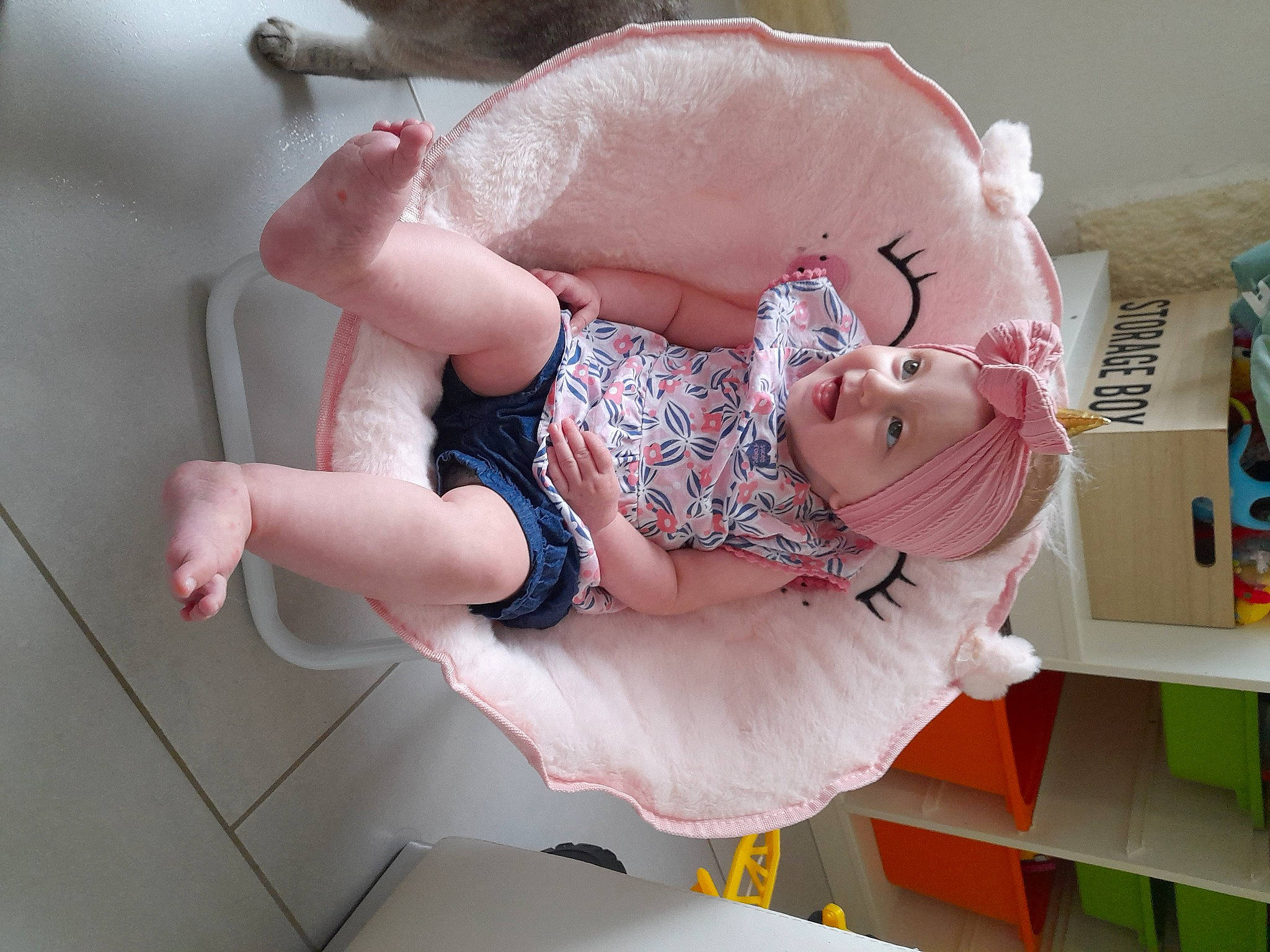 Elena a rejoint le concours — aidez-le/la à gagner de superbes lots ! abdomen, baby, baby_products, baby_safety, baby_toddler_clothing, child, comfort, elbow, finger, foot, headwear, human_leg, knee, pattern, person, pink, room, shelf, sock, thigh