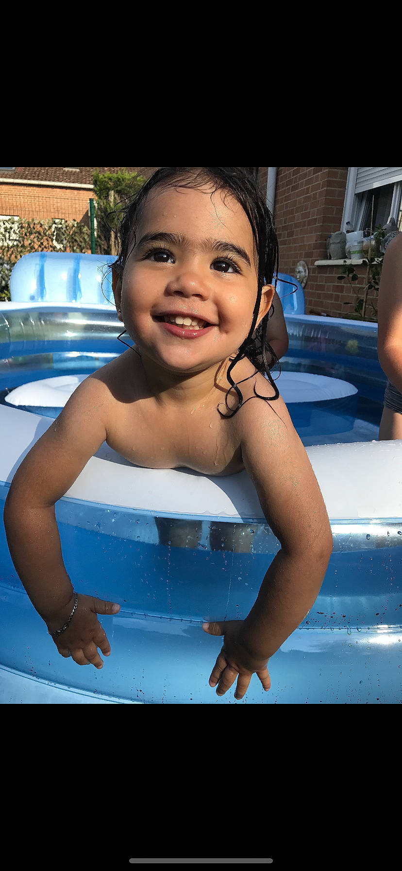 Luna participe au concours pour gagner de l'argent avec cette photo : bathing, chest, child, event, flash_photography, fun, games, hairstyle, happy, joy, leisure, person, plant, pool, recreation, sitting, skin, smile, summer, swimming_pool