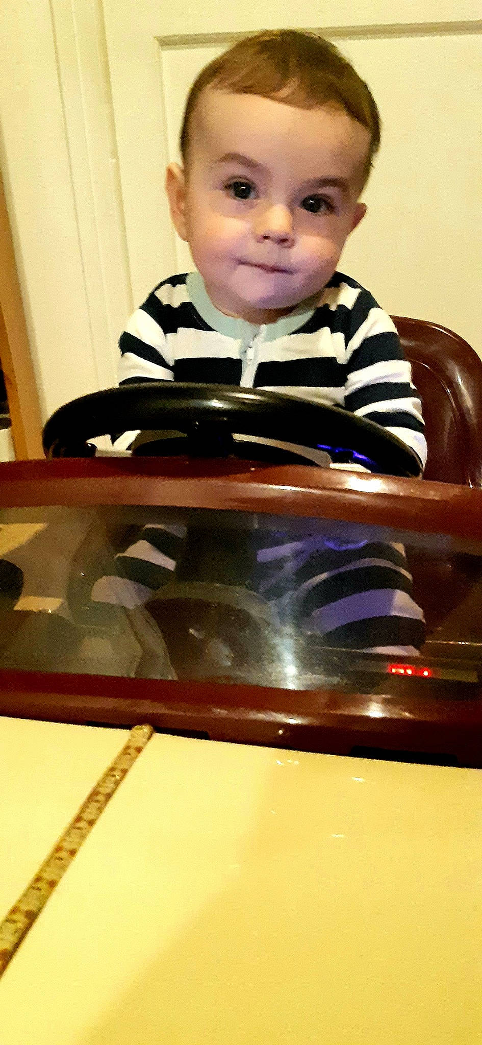 Teo participe au concours pour gagner de l'argent avec cette photo : automotive_design, automotive_exterior, automotive_lighting, automotive_window_part, baby, baby_toddler_clothing, cheek, comfort, eyebrow, finger, fun, glass, happy, mouth, person, sleeve, t_shirt, toddler, white, windshield