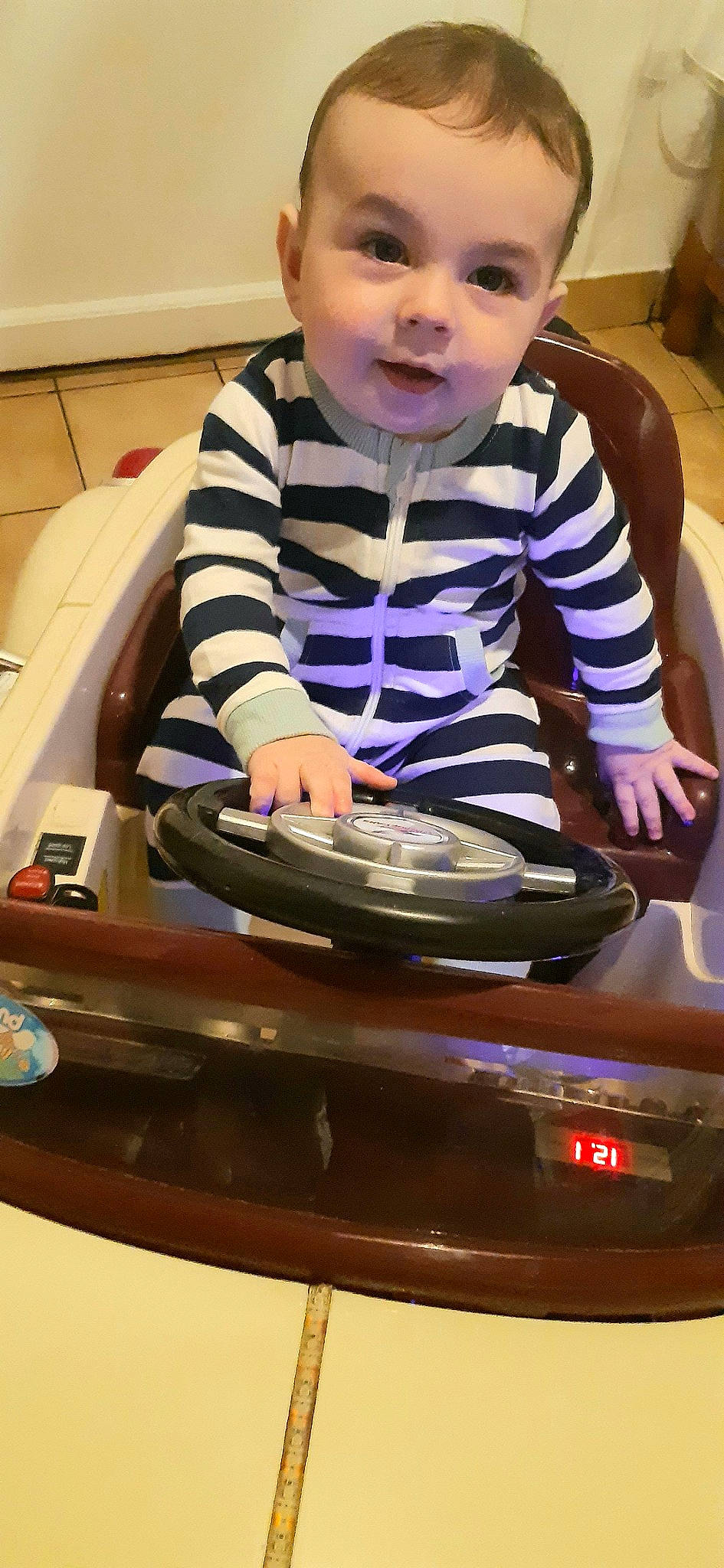 Teo participe au concours pour gagner de l'argent avec cette photo : audio_equipment, auto_part, automotive_design, automotive_lighting, automotive_tire, automotive_wheel_system, baby, baby_toddler_clothing, bumper, child, gadget, hat, hood, machine, motor_vehicle, person, rim, steering_wheel, t_shirt, toddler