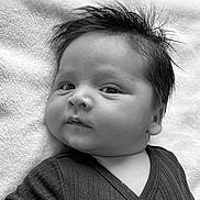 Mathéo a rejoint le concours — aidez-le/la à gagner de superbes lots ! baby, infant, black_and_white, portrait, face, hair, clothing, blanket, lying_down, expression, curious, smirk, closeup, soft_texture, newborn, indoors, cozy, wrapped, cute, lock_screen