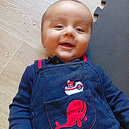 Vincenzo a rejoint le concours — aidez-le/la à gagner de superbes lots ! baby, child, smiling, navy_blue_clothing, whale_patch, boat_patch, floor, wooden_floor, foam_mat, portrait, infant, happy, cute, lying_down, face, head, hand, buttoned_clothing, indoors, casual