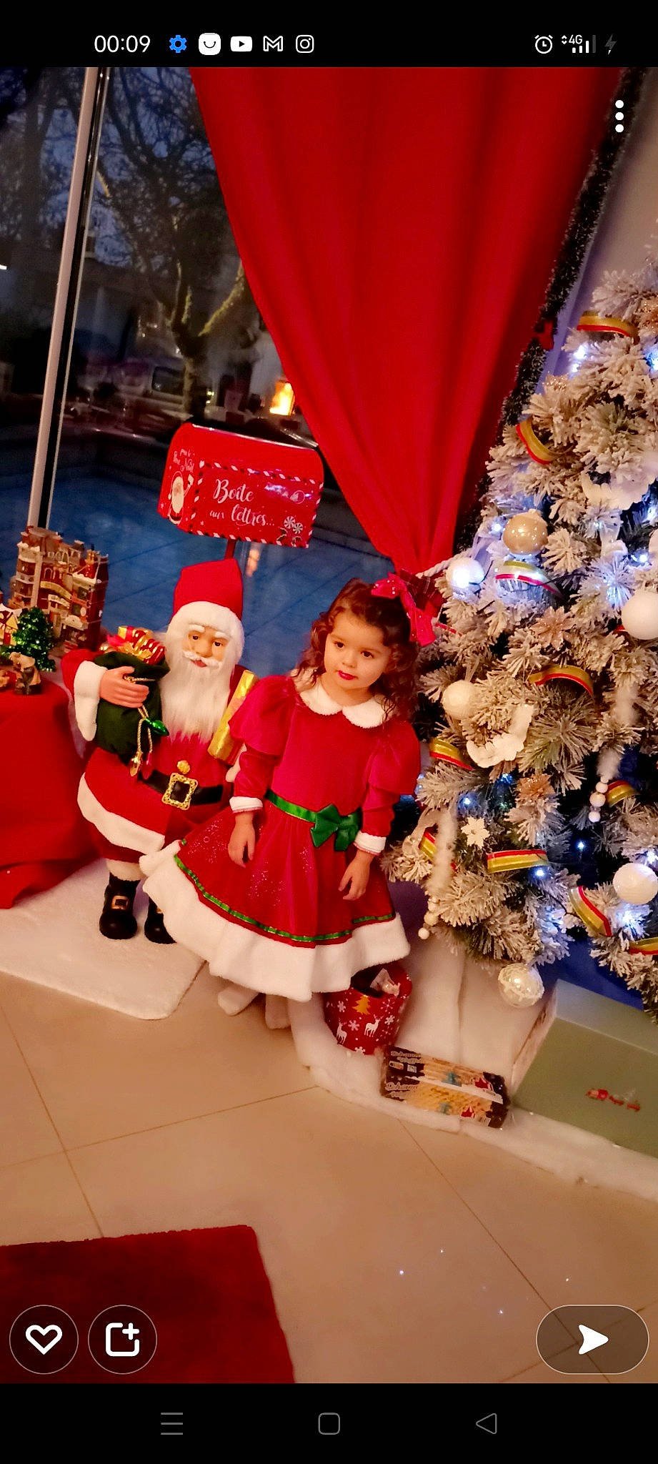 Alizee a rejoint le concours — aidez-le/la à gagner de superbes lots ! christmas, christmas_decoration, christmas_eve, christmas_ornament, christmas_tree, event, fashion, fun, hat, holiday, interior_design, ornament, person, plant, red, santa_claus, textile, toy, tradition, tree