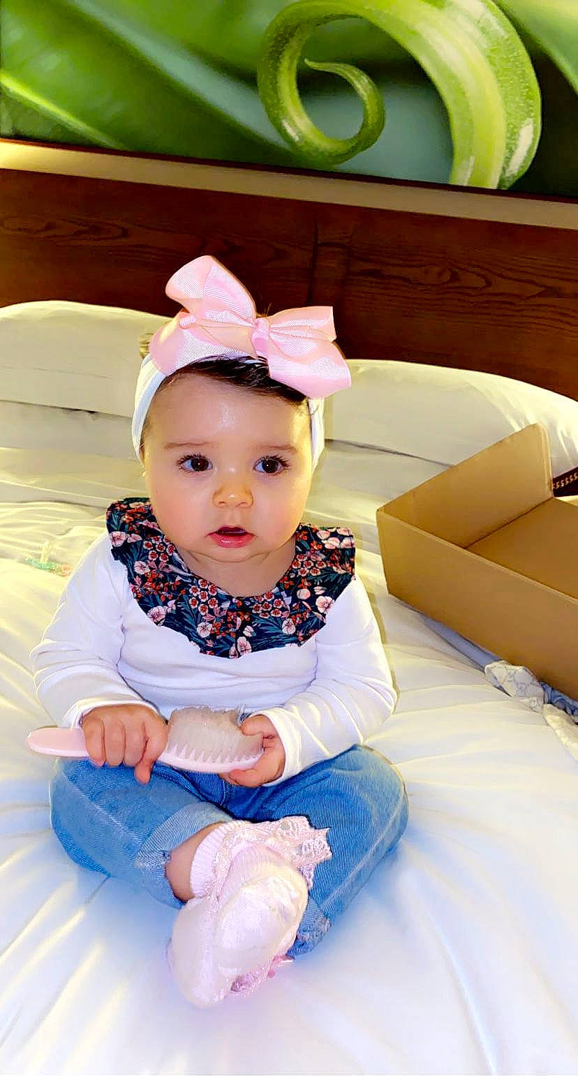 Alizee a rejoint le concours — aidez-le/la à gagner de superbes lots ! baby, baby_toddler_clothing, cap, child, comfort, couch, electric_blue, fashion_accessory, fun, happy, hat, head, leisure, person, room, sitting, sleeve, sock, t_shirt, toddler