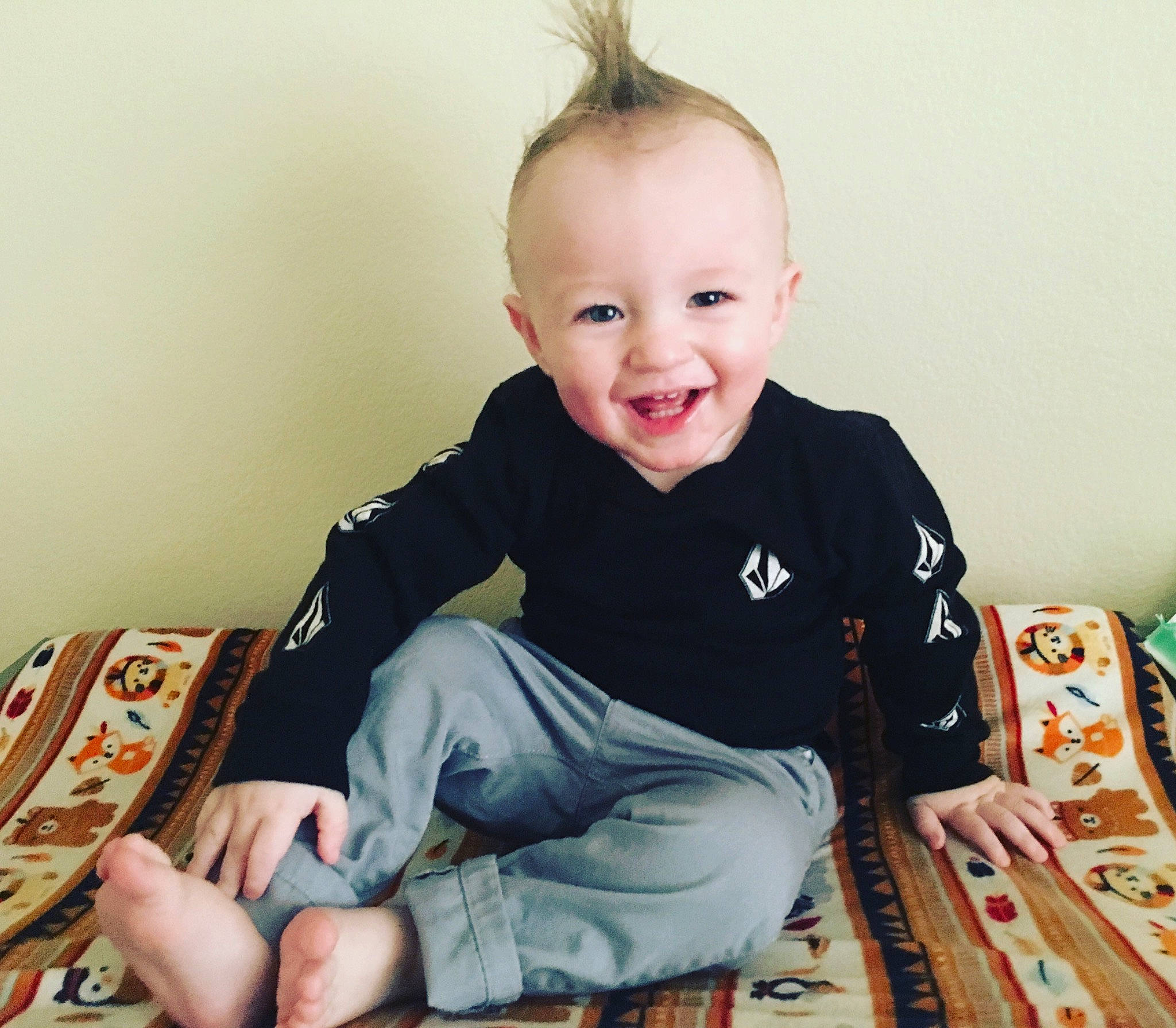 Kaleb is registered to the contest to win money with this photo: baby, cheek, child, cool, ear, head, joy, leg, person, play, sitting, sleeve, smile, t_shirt, toddler
