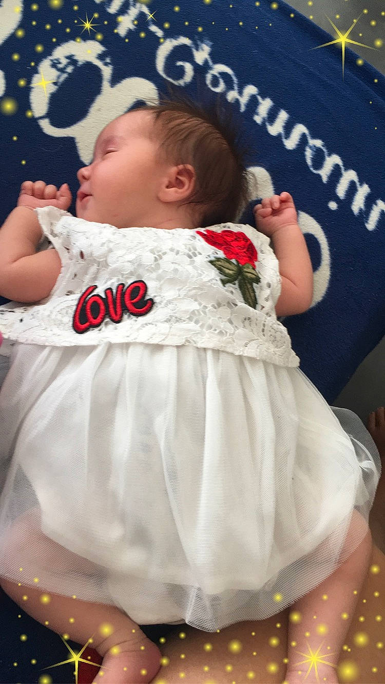 Louane participe au concours pour gagner de l'argent avec cette photo : baby, child, person, product, toddler