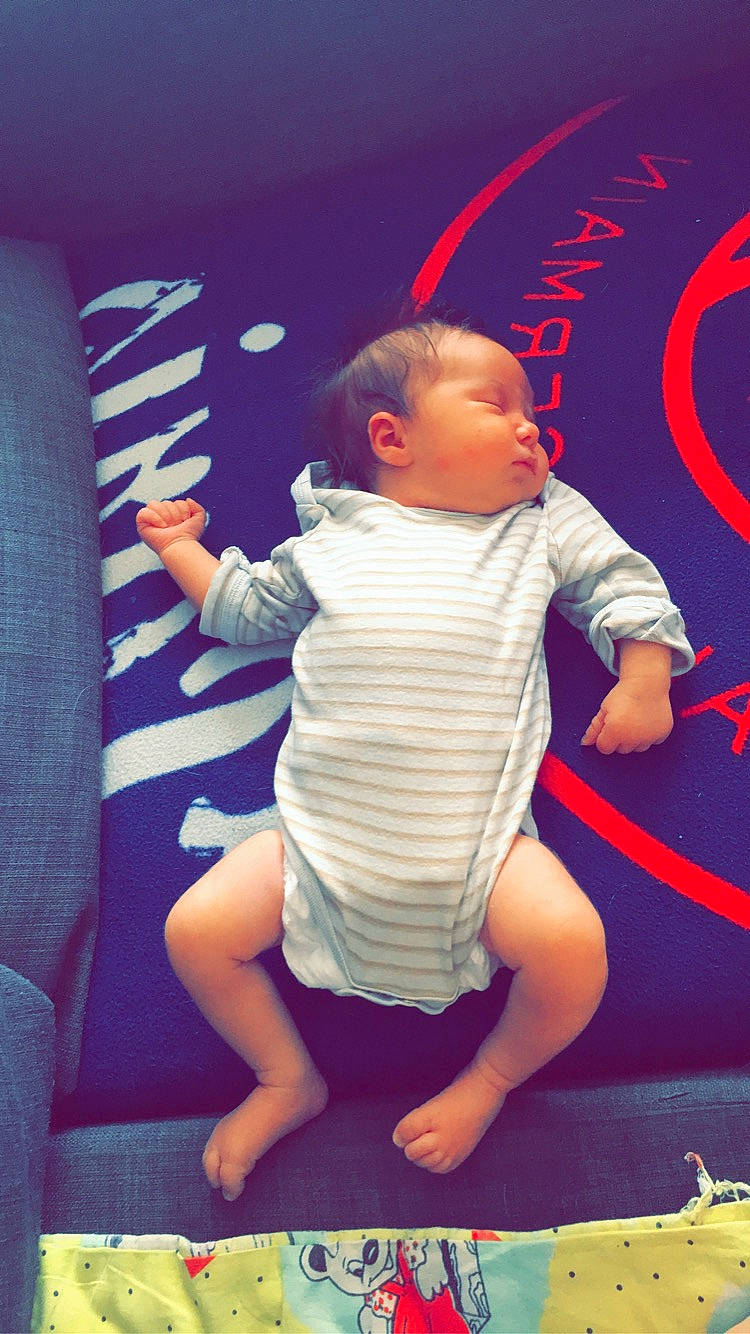 Louane a rejoint le concours — aidez-le/la à gagner de superbes lots ! baby, child, fun, leg, person, play, toddler