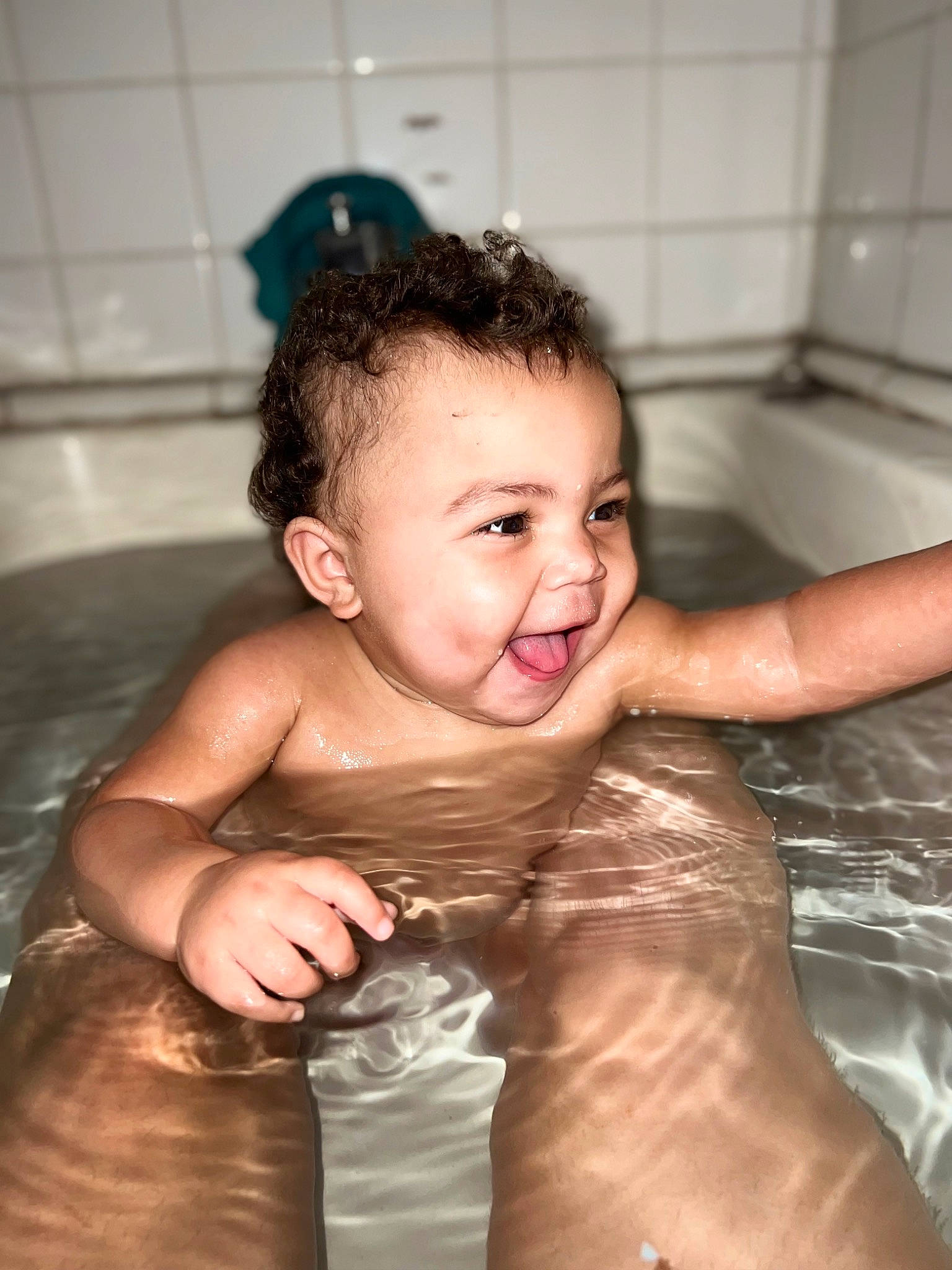 Jayde is registered to the contest to win money with this photo: arm, baby_bathing, bathing, bathroom, bathtub, chest, ear, eyebrow, face, finger, gesture, happy, human_body, mouth, muscle, neck, person, shoulder, skin, smile
