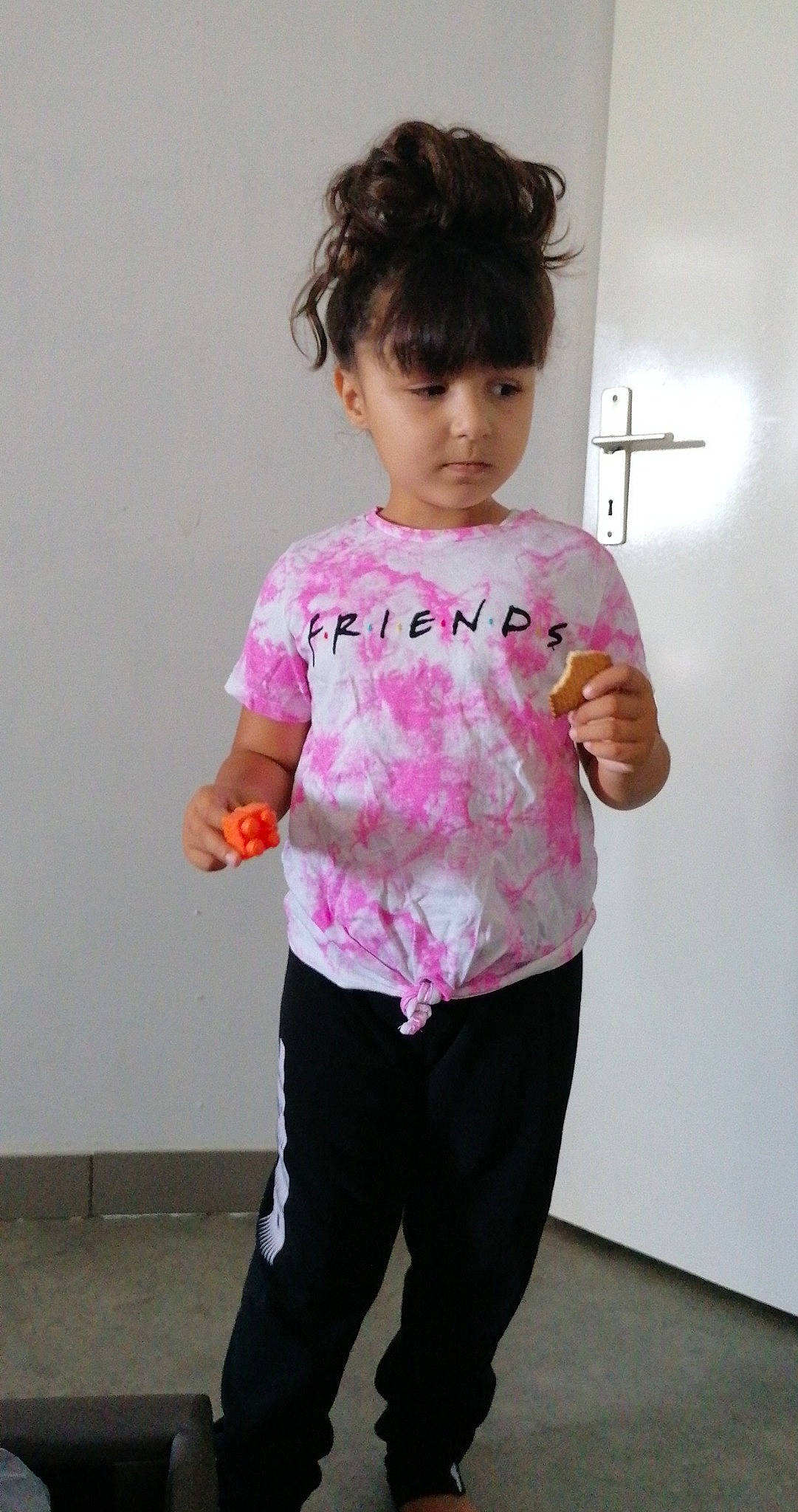 Dàlia a rejoint le concours — aidez-le/la à gagner de superbes lots ! active_pants, arm, baby_toddler_clothing, child, clothing, gesture, hair, happy, joint, magenta, neck, pattern, person, pink, shoulder, sleeve, street_fashion, sweatpant, t_shirt, toddler