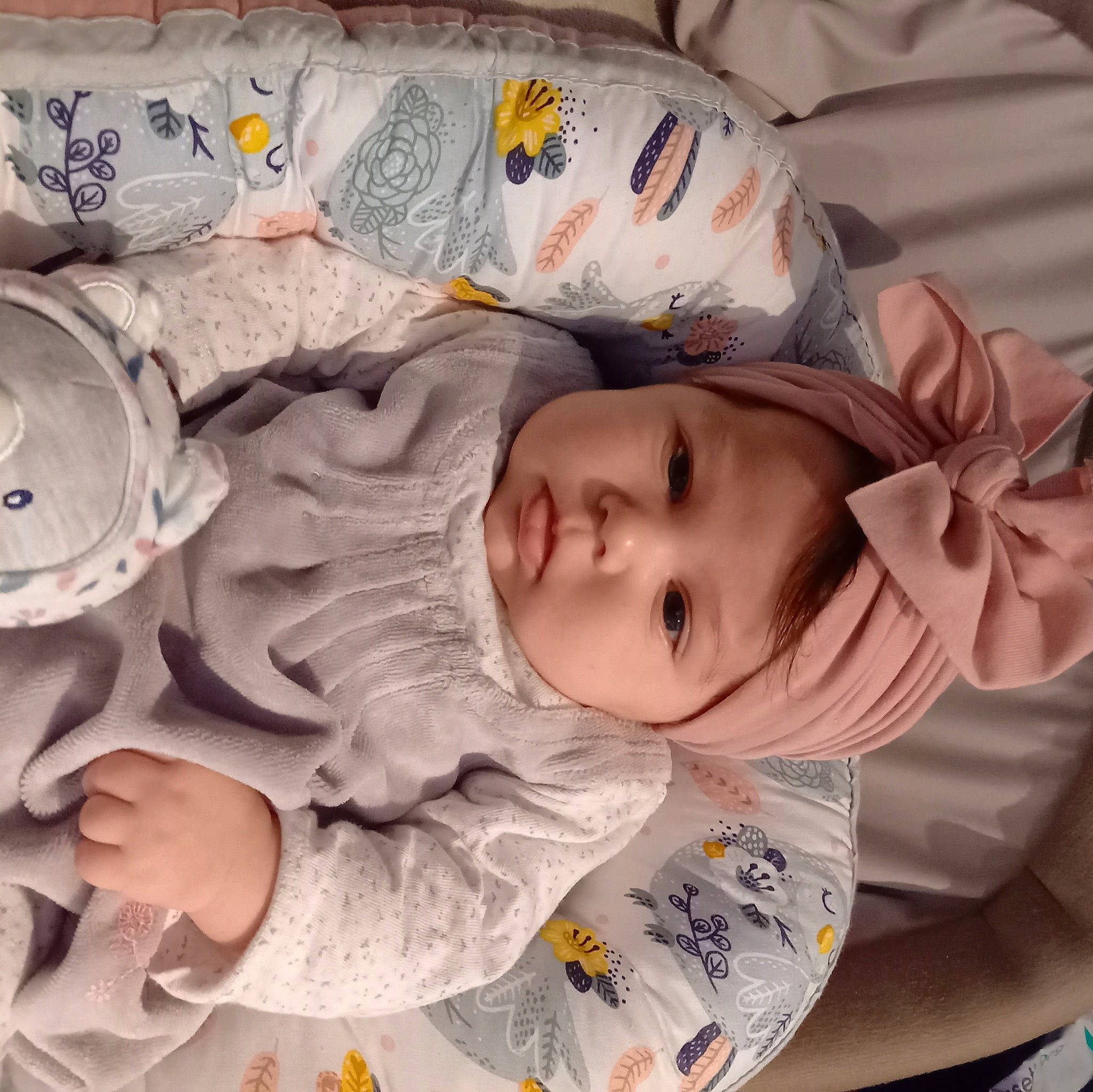 Livia participe au concours pour gagner de l'argent avec cette photo : baby, baby_products, baby_toddler_clothing, cheek, child, comfort, eye, eyebrow, eyelash, happy, headwear, iris, linens, lip, mouth, nose, person, skin, sleep, sleeve