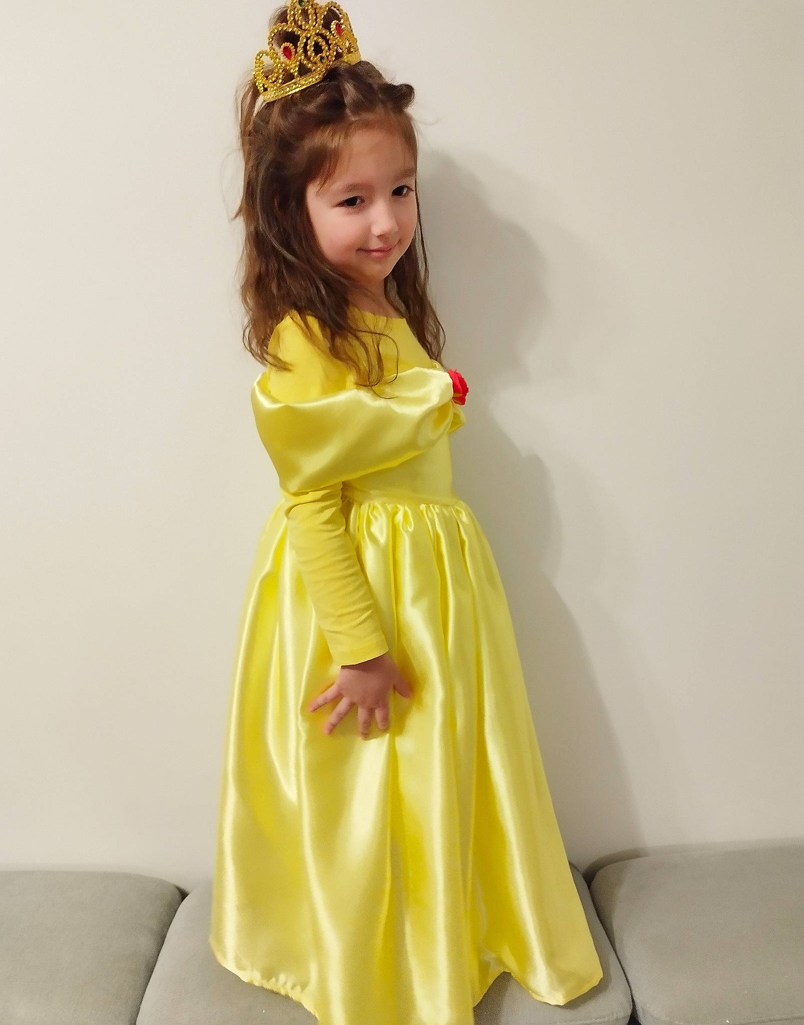 Eva participe au concours pour gagner de l'argent avec cette photo : arm, day_dress, dress, embellishment, fashion_design, fashion_model, formal_wear, gown, hair, hairstyle, happy, human_body, joy, neck, one_piece_garment, person, shoulder, sleeve, smile, tiara