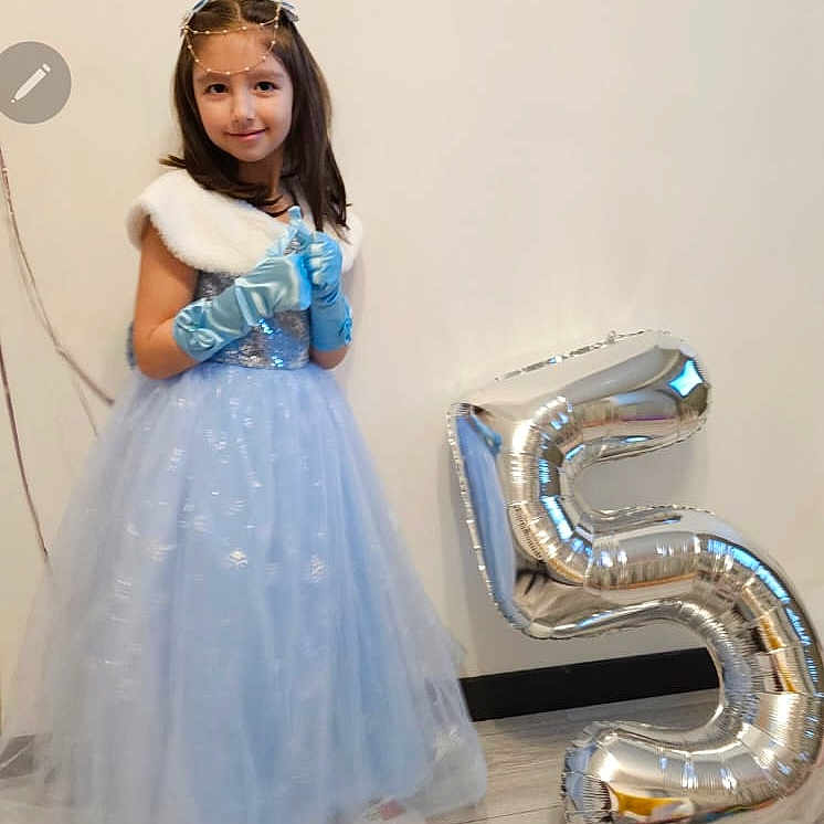 Eva a rejoint le concours — aidez-le/la à gagner de superbes lots ! child, clothing, costume, dress, eveningdress, face, fashion, female, formalwear, girl, glove, gown, head, number, person, photography, portrait, symbol, wedding, weddinggown