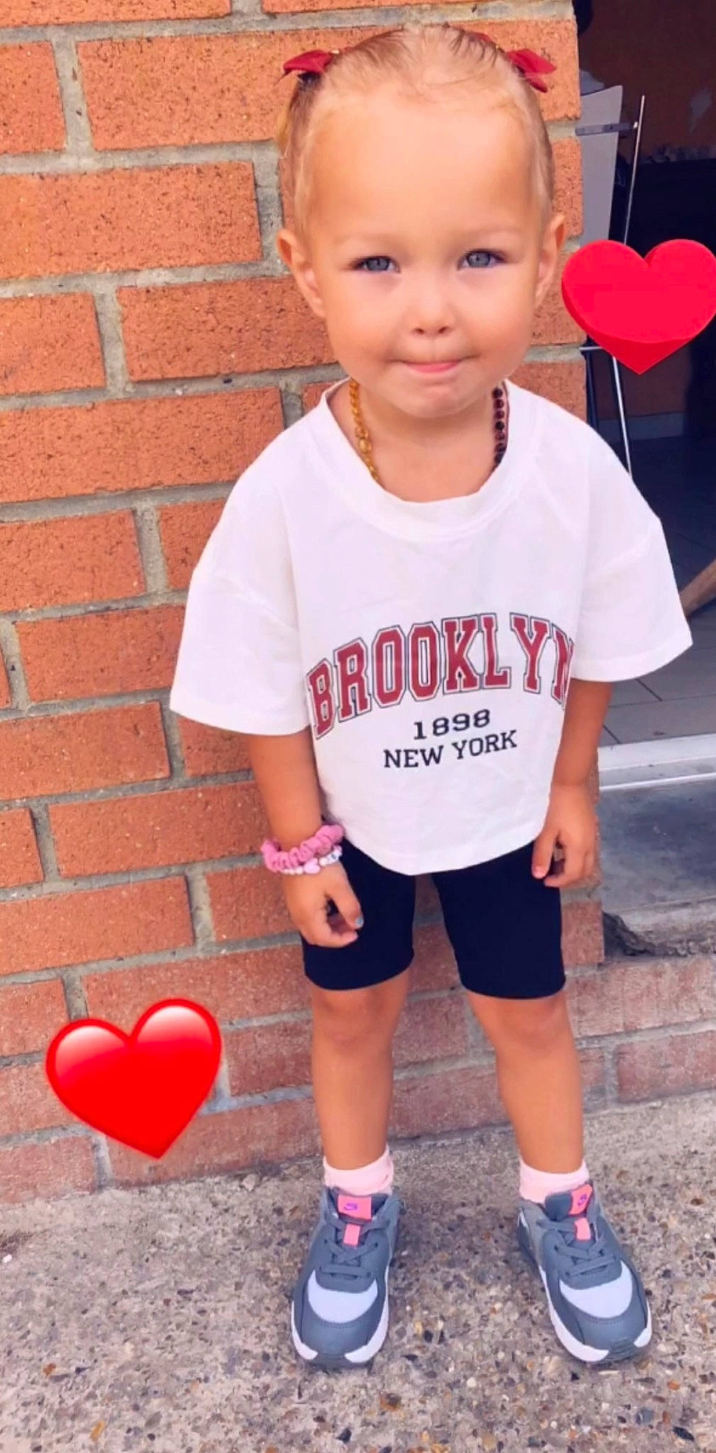 Amalyah a rejoint le concours — aidez-le/la à gagner de superbes lots ! baby_toddler_clothing, balloon, beauty, child, cool, electric_blue, fun, happy, joy, knee, magenta, neck, organ, person, pink, red, sleeve, sportswear, t_shirt, thigh