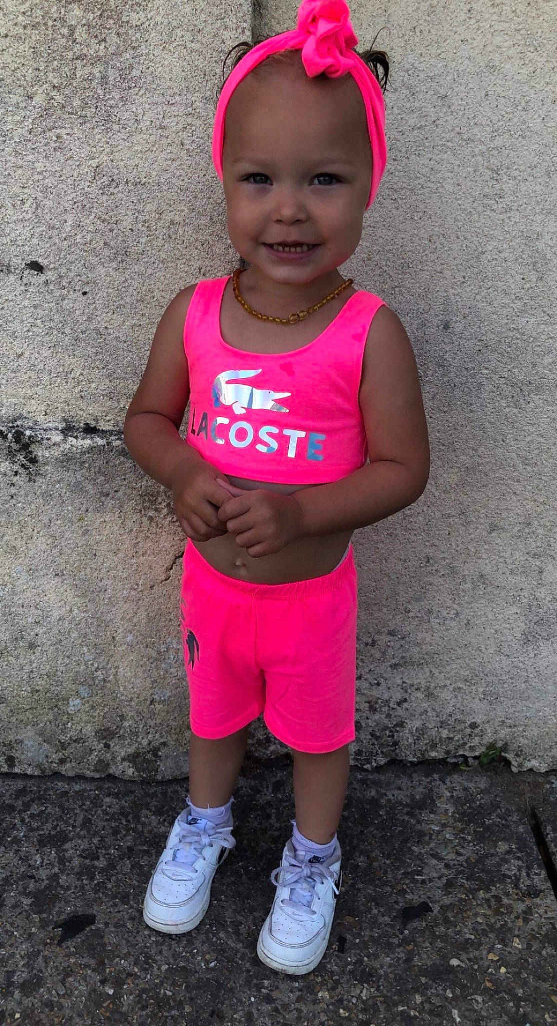 Amalyah participe au concours pour gagner de l'argent avec cette photo : clothing, cool, eye, face, happy, human, human_body, joy, lip, magenta, neck, organ, person, pink, purple, red, shoulder, sleeve, smile, standing