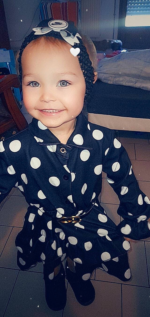 Amalyah participe au concours pour gagner de l'argent avec cette photo : baby, baby_toddler_clothing, beauty, child, cool, electric_blue, facial_expression, fashion, fashion_accessory, fashion_design, flash_photography, formal_wear, fun, happy, joy, pattern, person, skin, sleeve, smile