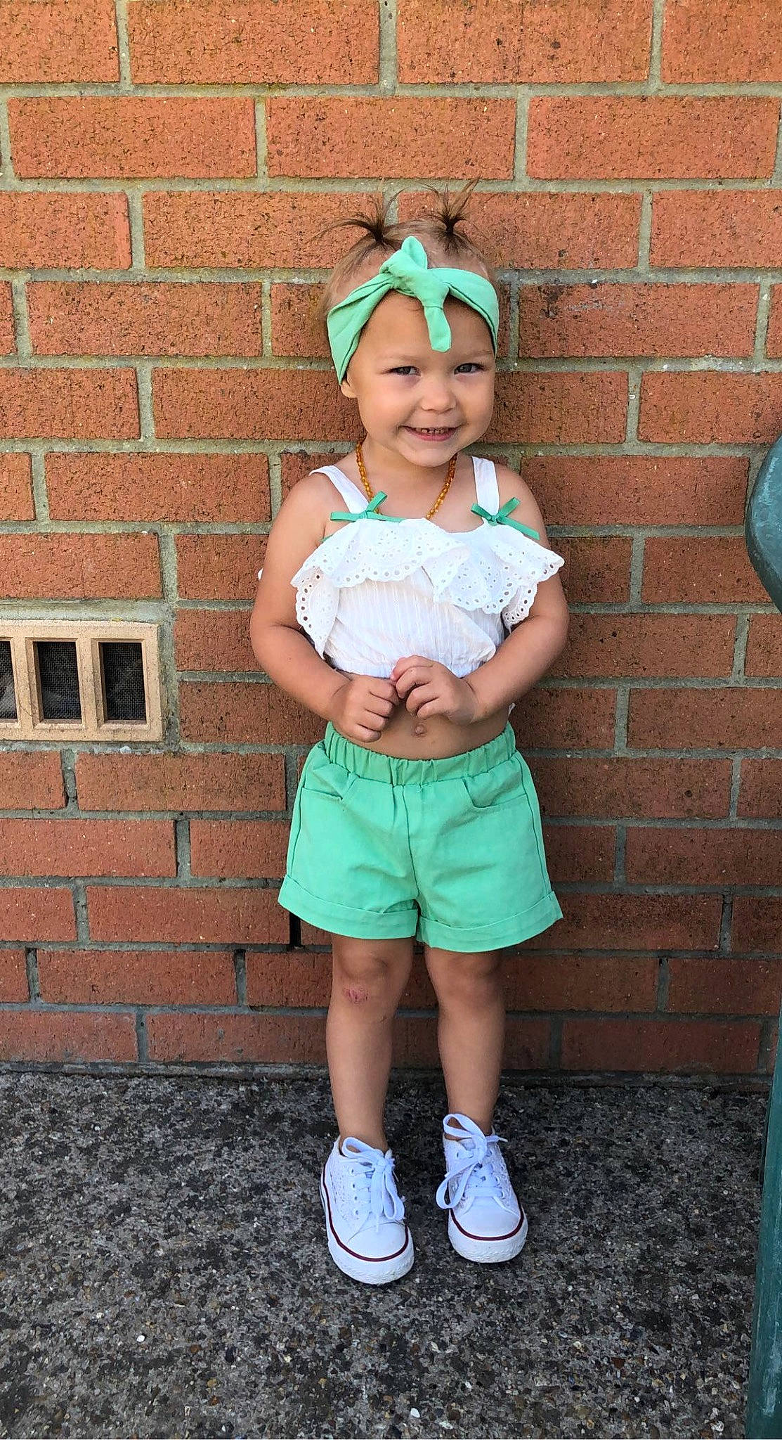 Amalyah a rejoint le concours — aidez-le/la à gagner de superbes lots ! azure, baby_toddler_clothing, brick, brickwork, child, electric_blue, fun, happy, headwear, human_leg, jewellery, joy, knee, person, pink, shorts, sleeve, smile, standing, t_shirt