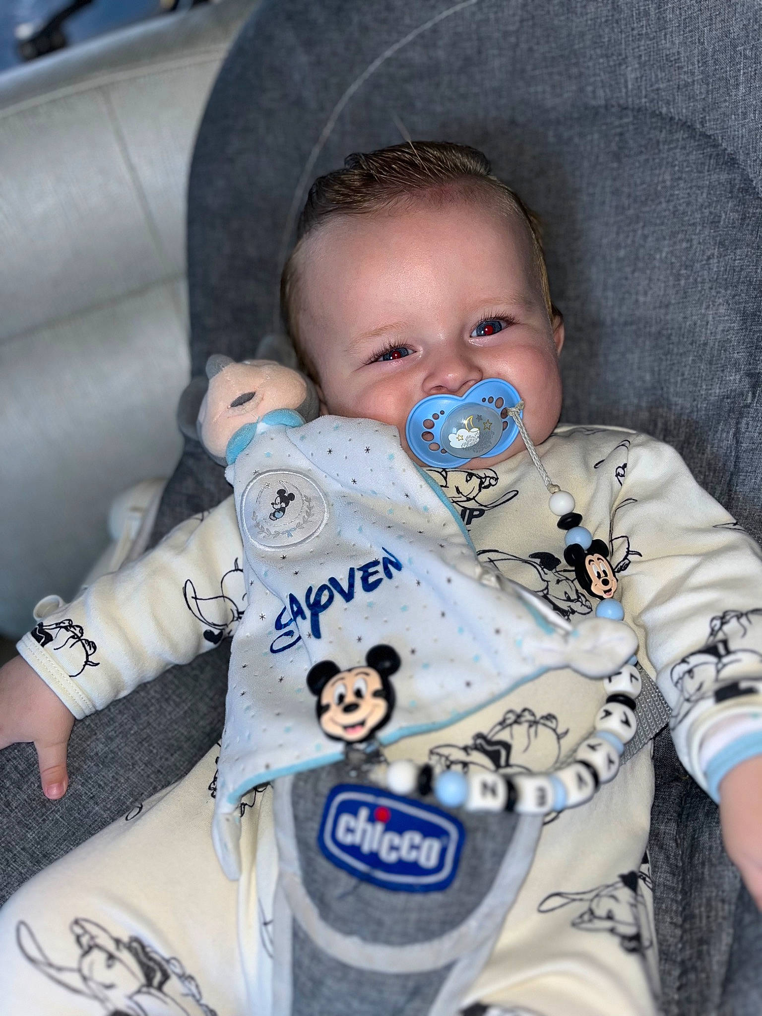 Slayven a rejoint le concours — aidez-le/la à gagner de superbes lots ! baby, baby_carriage, baby_in_car_seat, baby_products, baby_safety, baby_sleeping, baby_toddler_clothing, car_seat, cheek, child, comfort, cool, electric_blue, finger, happy, mouth, person, skin, sleeve, toddler