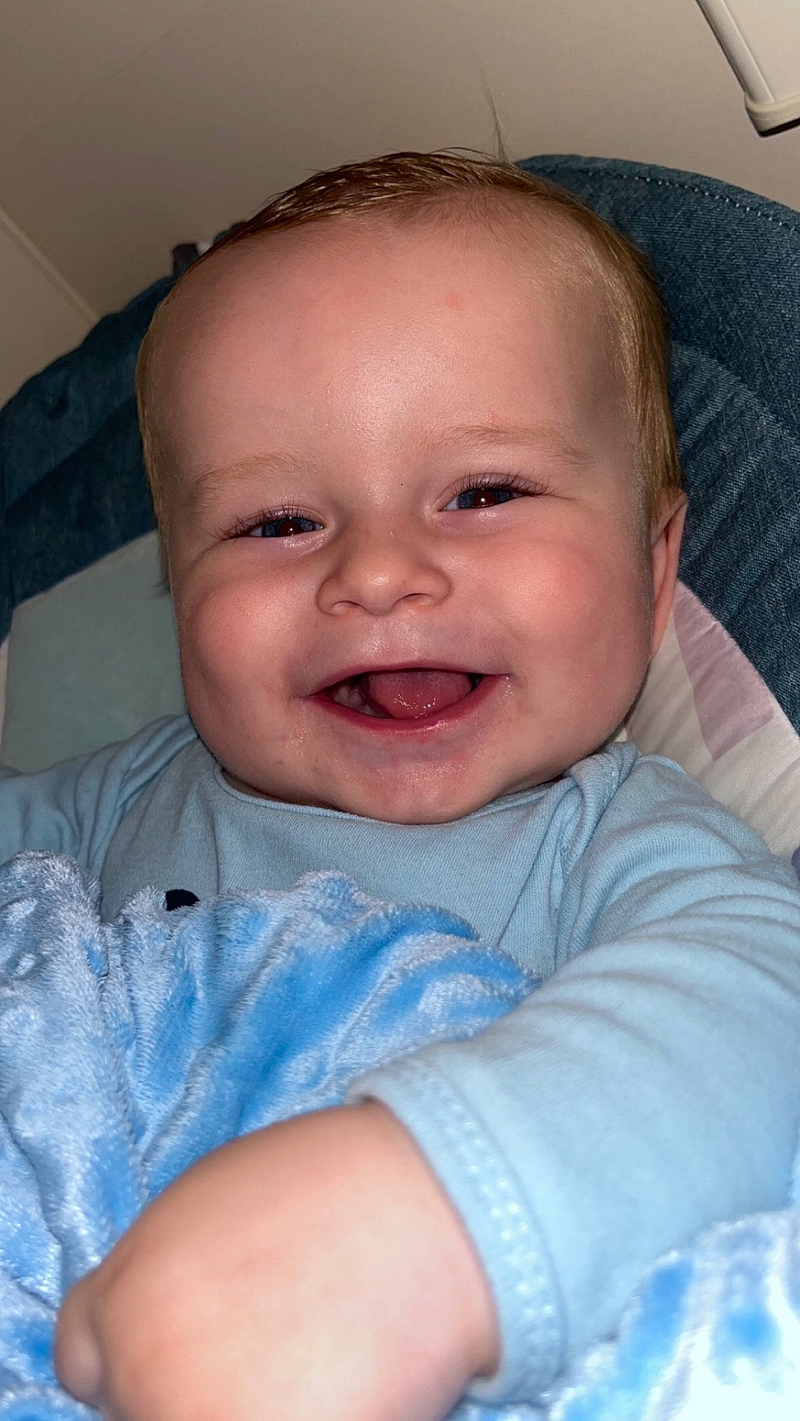 Slayven participe au concours pour gagner de l'argent avec cette photo : baby, baby_toddler_clothing, cheek, child, comfort, eye, eyebrow, finger, gesture, happy, human_body, iris, joy, lip, mouth, nose, person, skin, sleeve, smile