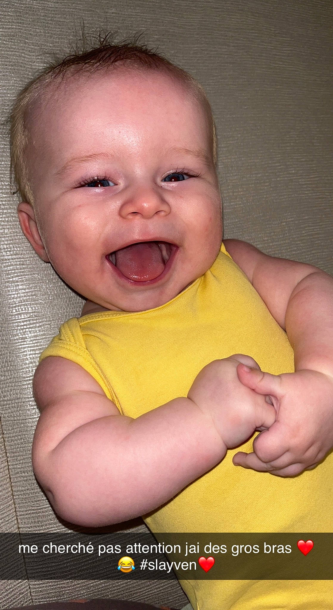 Slayven a rejoint le concours — aidez-le/la à gagner de superbes lots ! baby, baby_laughing, baby_toddler_clothing, cheek, chin, finger, fun, gesture, happy, human_body, iris, lip, mouth, nose, person, pink, skin, smile, thumb, toddler