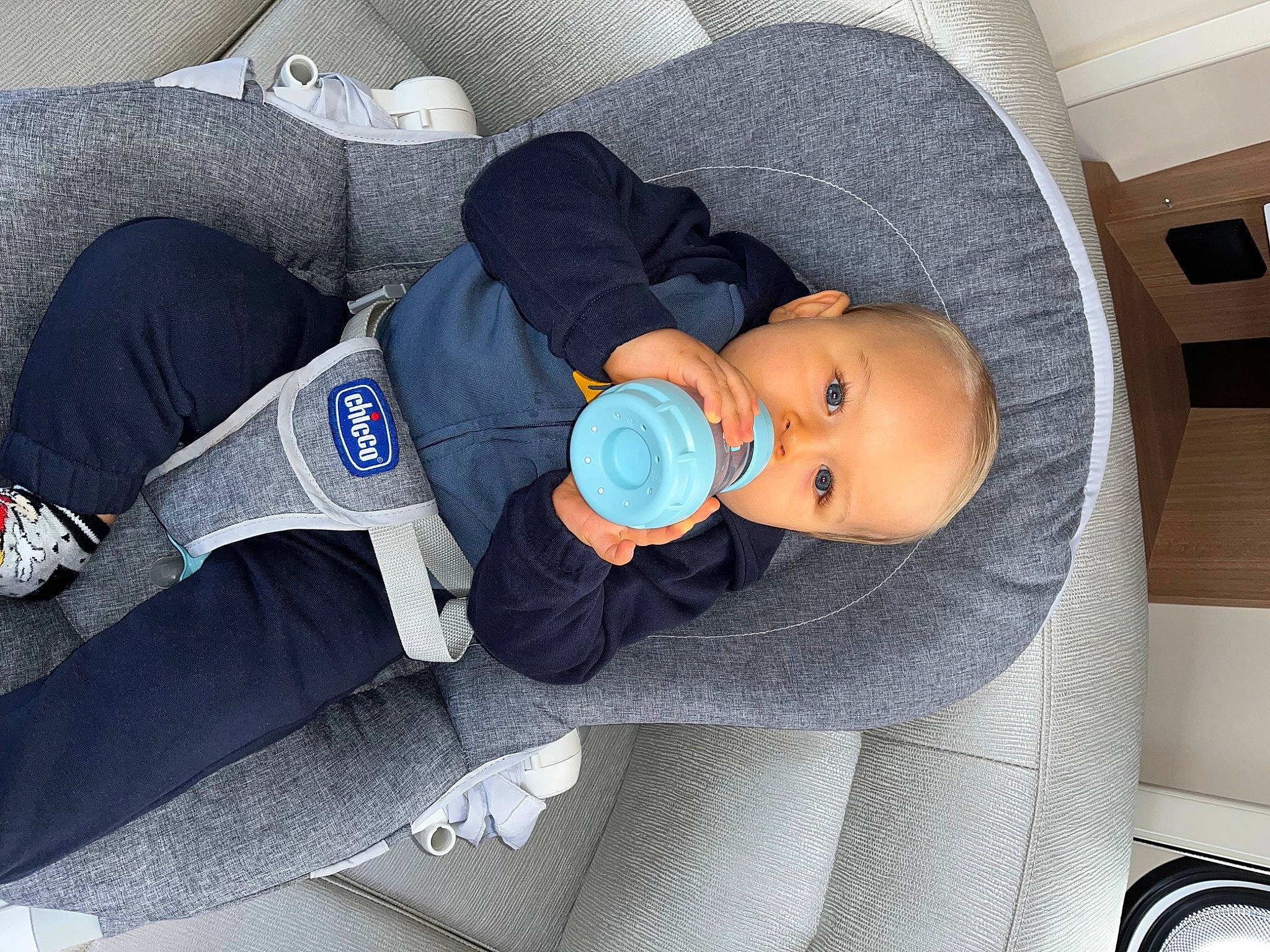 Meven participe au concours pour gagner de l'argent avec cette photo : baby, baby_carriage, baby_products, baby_safety, baby_sleeping, baby_toddler_clothing, car_seat, child, comfort, electric_blue, infant_bed, linens, person, plastic, product, service, toddler
