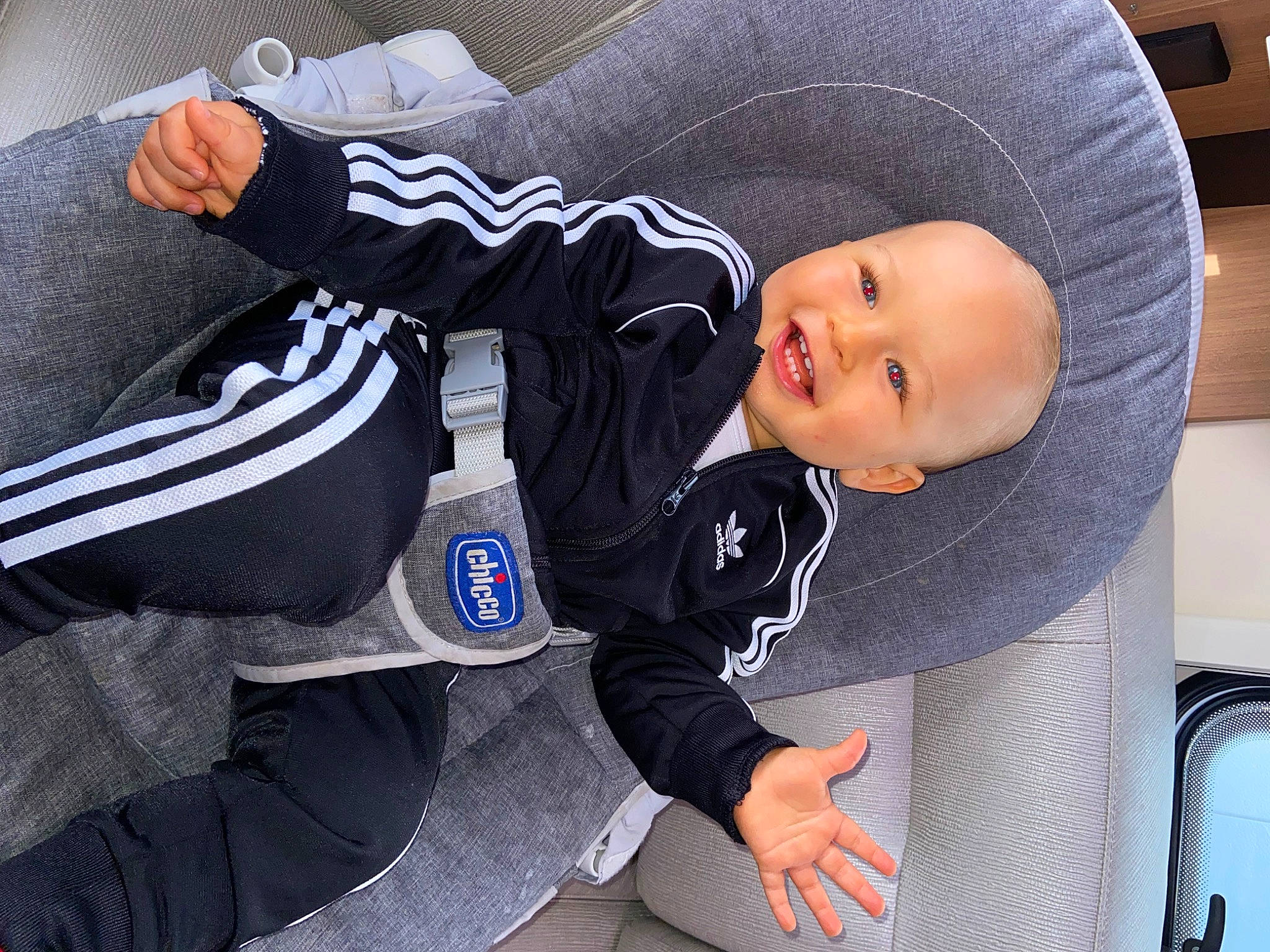 Meven a rejoint le concours — aidez-le/la à gagner de superbes lots ! auto_part, baby, baby_products, baby_safety, baby_toddler_clothing, car_seat, child, comfort, electric_blue, joy, person, sitting, sleeve, smile, toddler