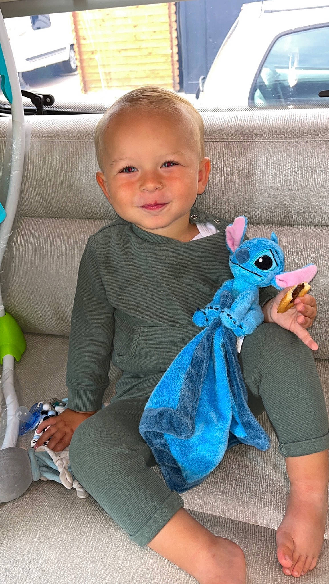 Meven participe au concours pour gagner de l'argent avec cette photo : auto_part, baby_toddler_clothing, child, electric_blue, family_car, fashion_accessory, finger, foot, fun, happy, human_leg, joy, lap, leg, person, sitting, sleeve, smile, sock, thigh